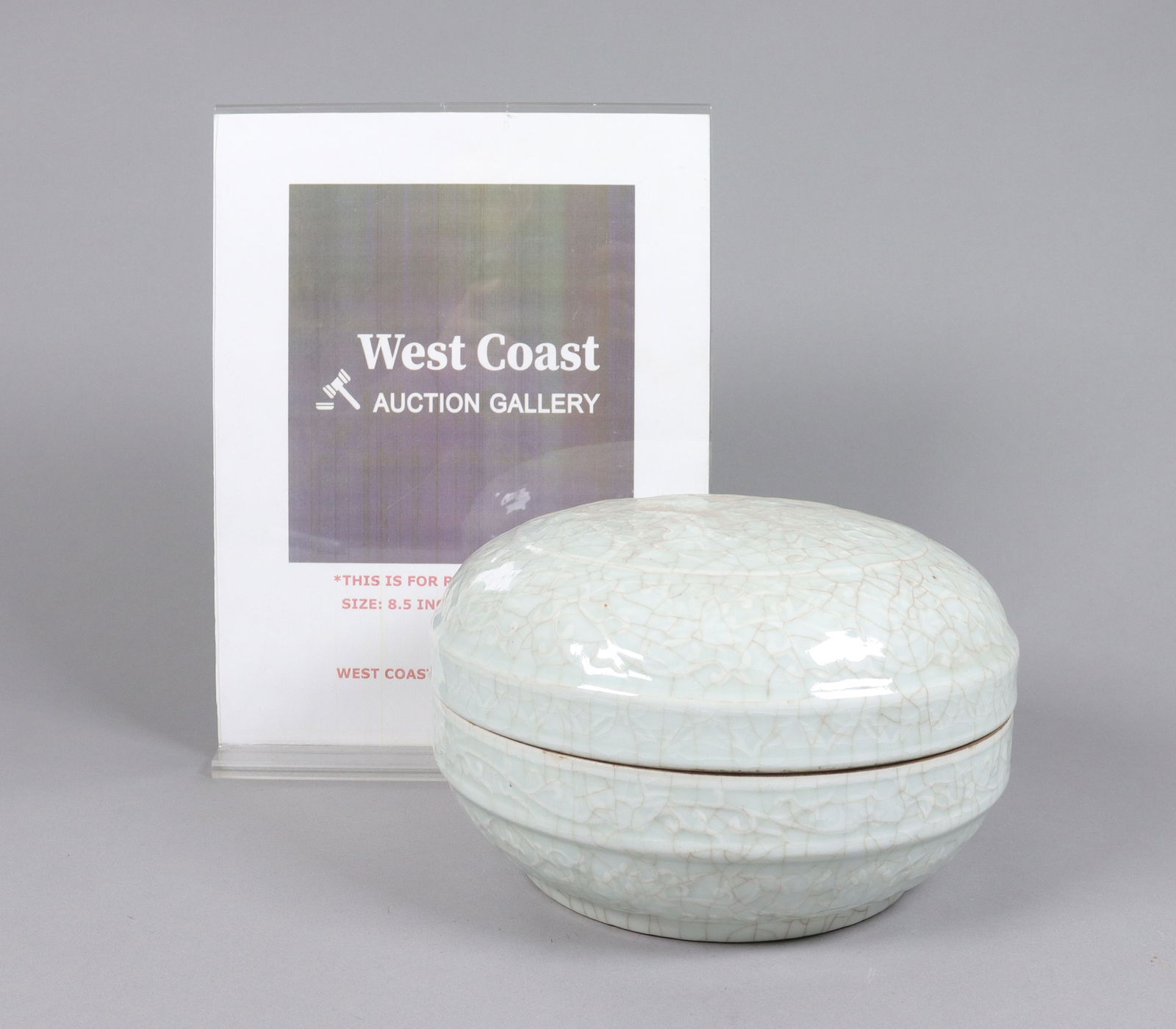 Chinese fine round lidded box - 2