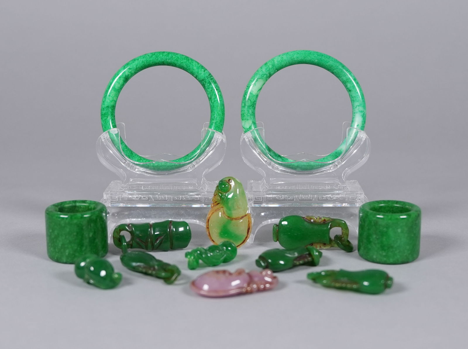 Lots Chinese apple green items ungraded: Lots Chinese apple green items.