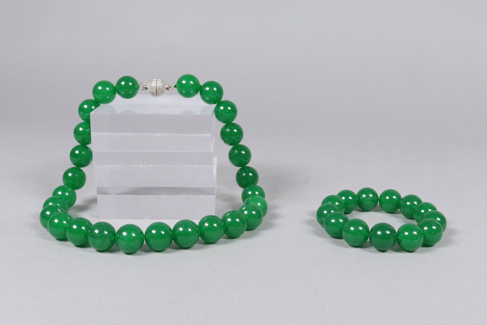 Lots Chinese apple green beads: Lots Chinese apple green beads.