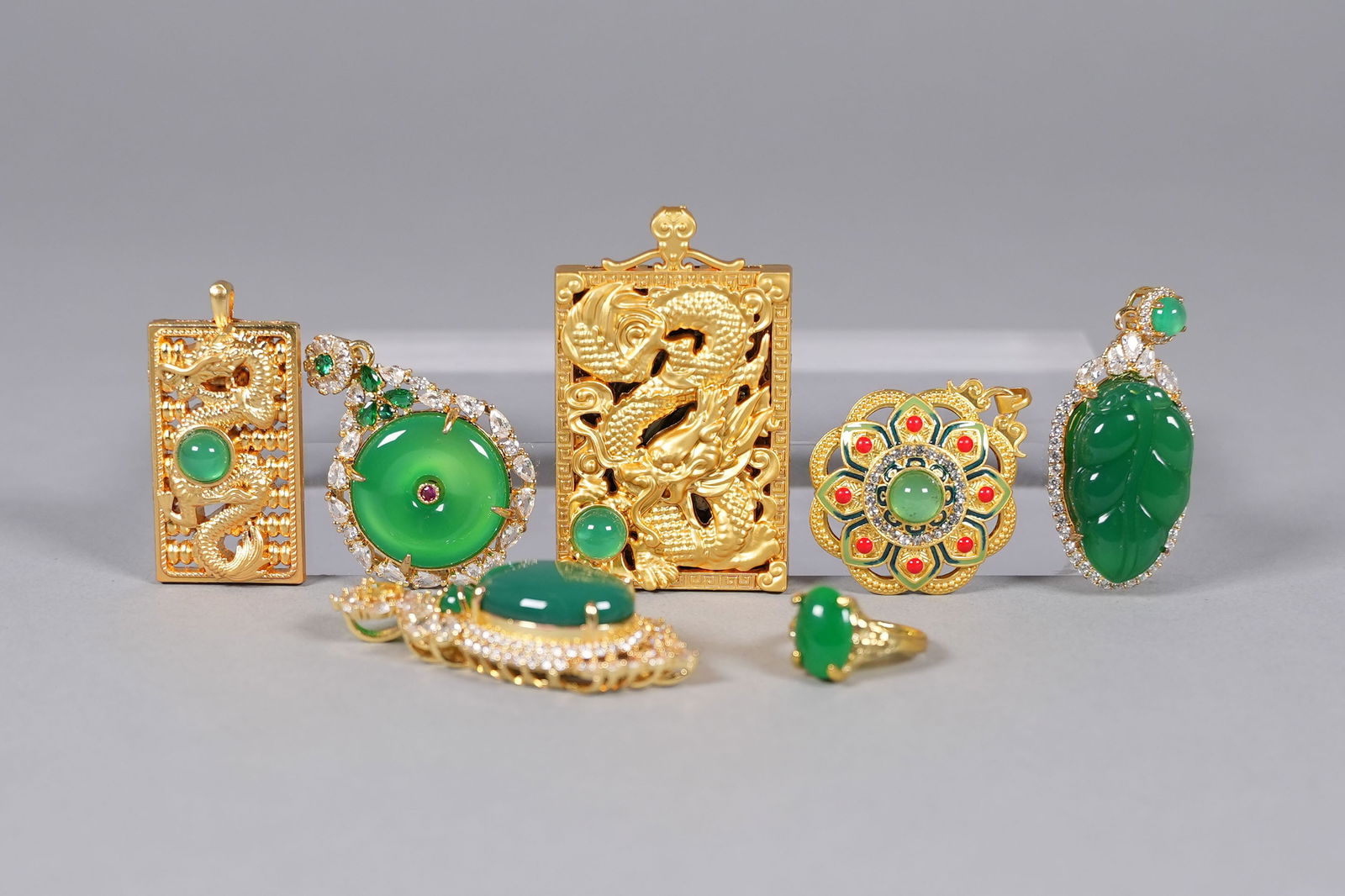 Lots Chinese gilted fine items: Lots Chinese gilted fine carved items.