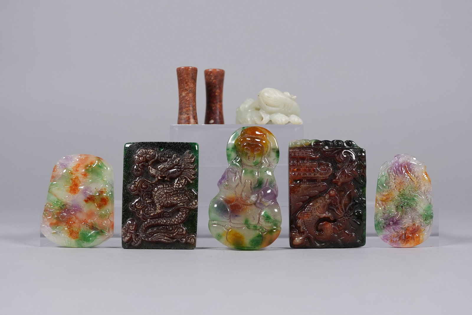 Lots Chinese fine carvings: Lots Chinese fine carvings.