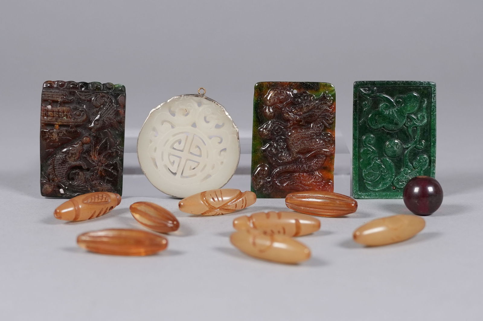 Lots Chinese carvings: Lots Chinese carvings.