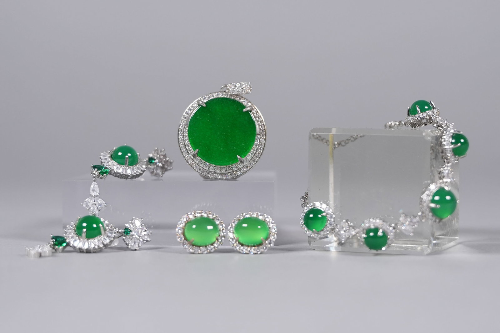 Lots Chinese apple green items ungraded: Lots Chinese apple green items.