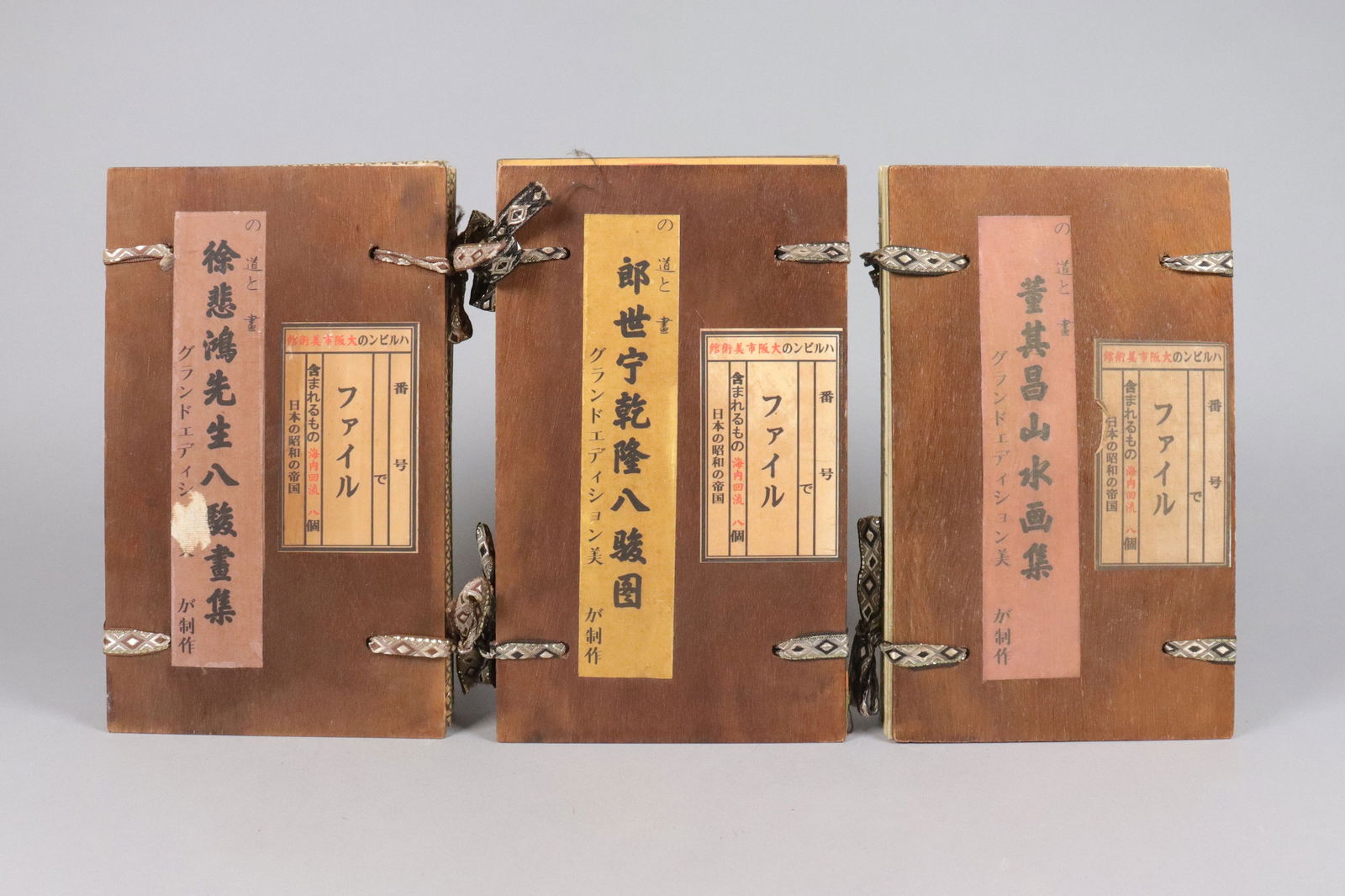 Lots Chinese art albums: Lots Chinese art albums.