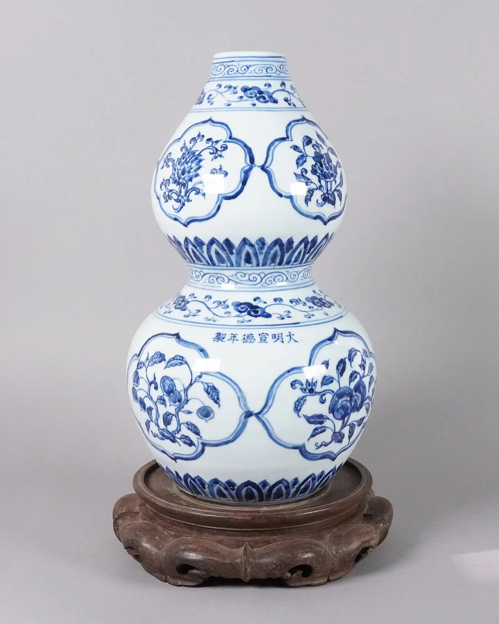 Chinese tall b/w gourd vase: Chinese tall blue and white gourd vase. H: 13" x W: 7.5."