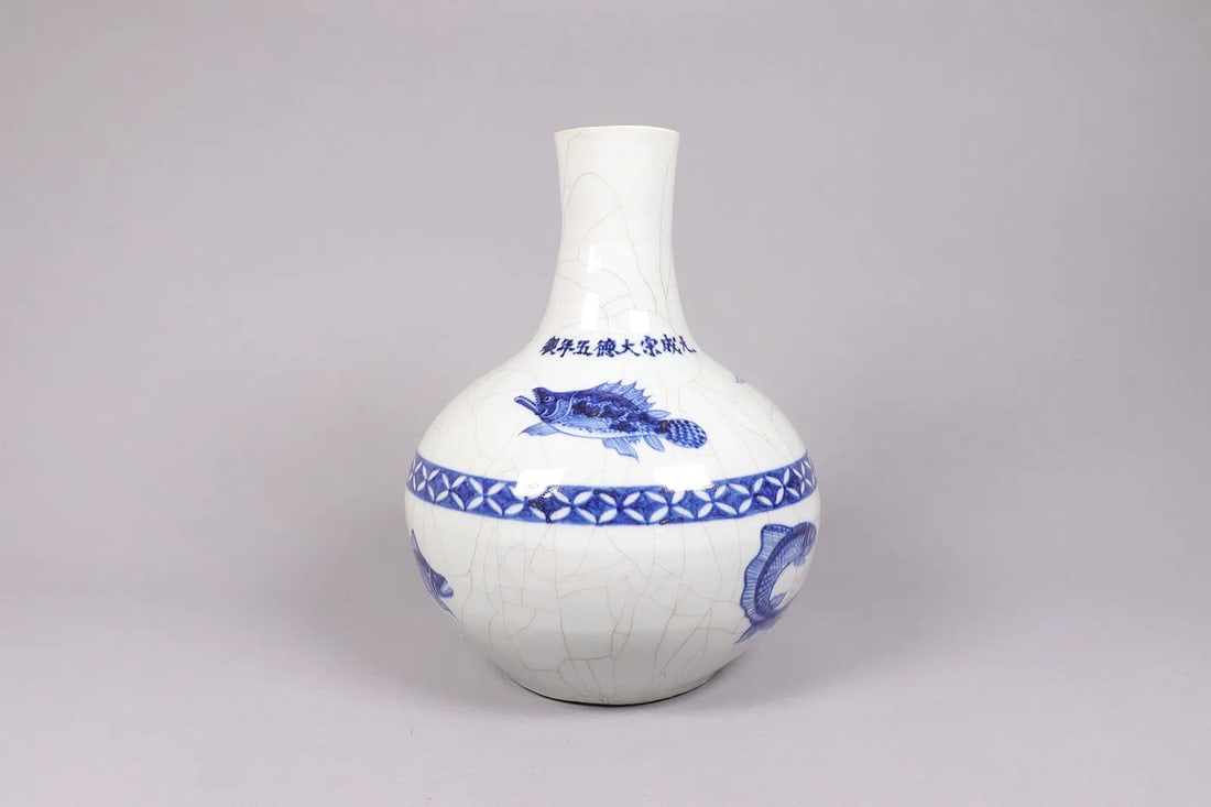 Chinese fine crackled b/w vase (1 of 6)