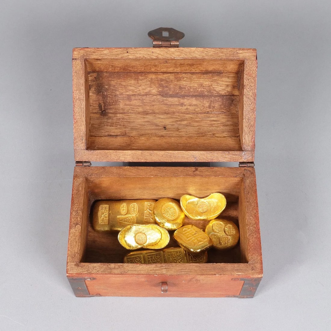 Lots Chinese ingots ungraded: Lots Chinese ingots ungraded. We do not guarantee any carvings, writing, material, age or grading. All sales are final. No return. Bidder can contact us with any questions before bidding.