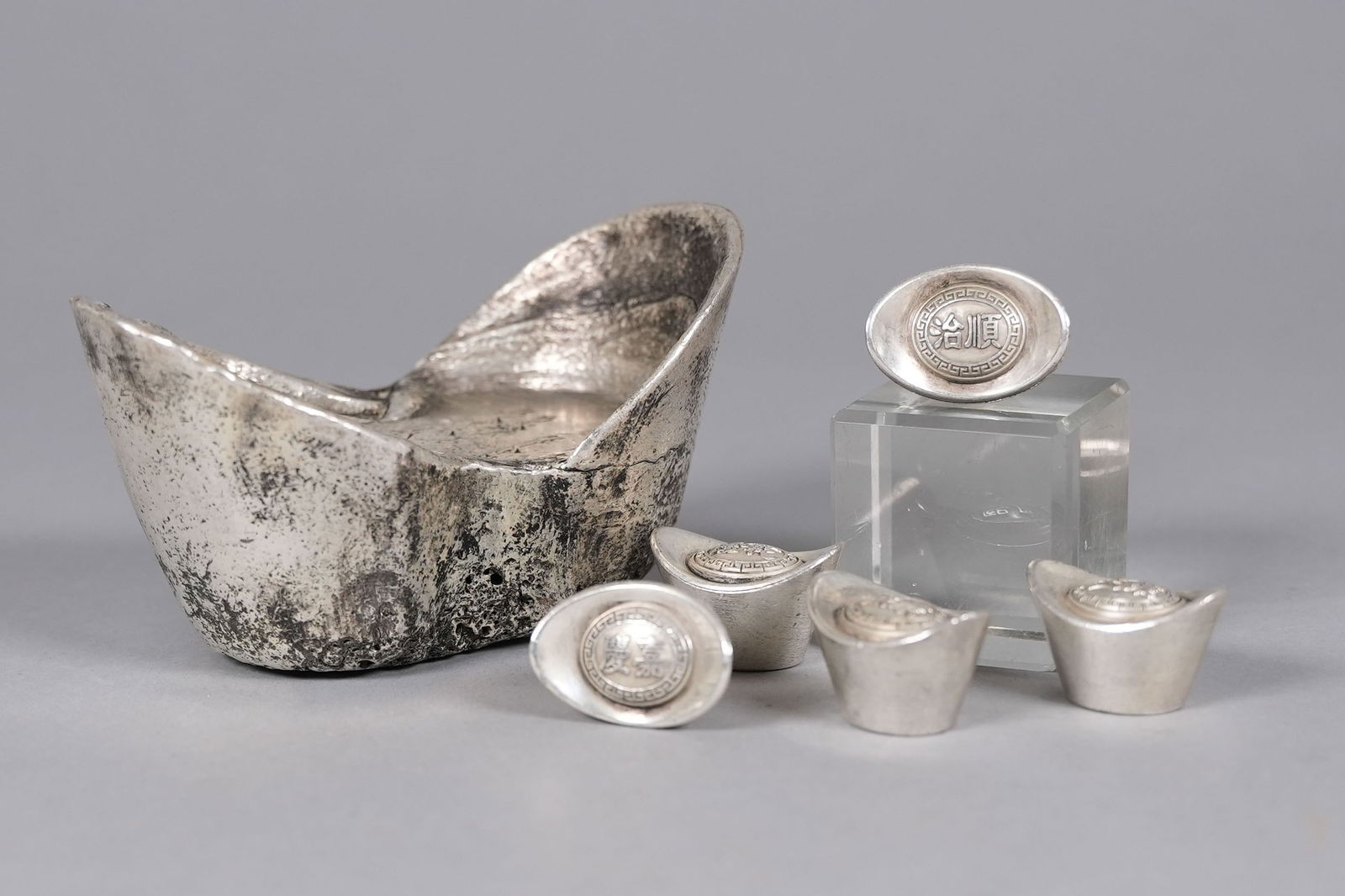 Lots Chinese ingots ungraded: Lots Chinese carved ingots, ungraded. We do not guarnatee carvings, markings, material, age, or carvings on the item itself. Possibly fake, copy or reproduction. Condition selling it as is.