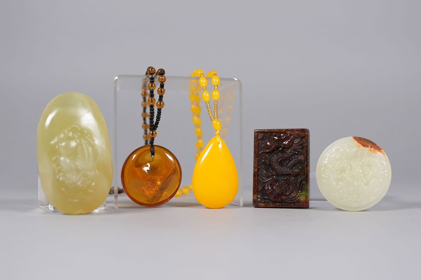 Lots Chinese fine carvings: Lots Chinese fine carvings.