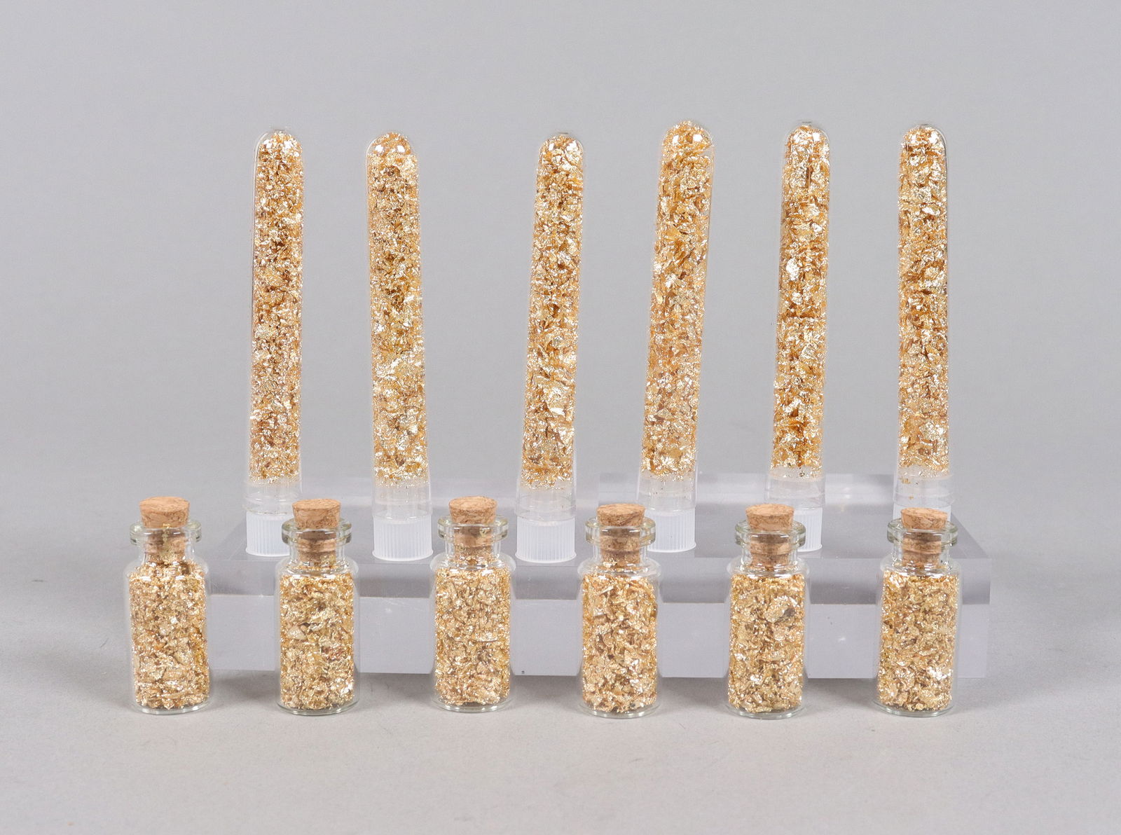 Lots gold flakes ungraded: Lots gold flakes ungraded. We do not guarantee any material, age, grading. All sales are final, no return. Please contact us before bidding if you have any questions.