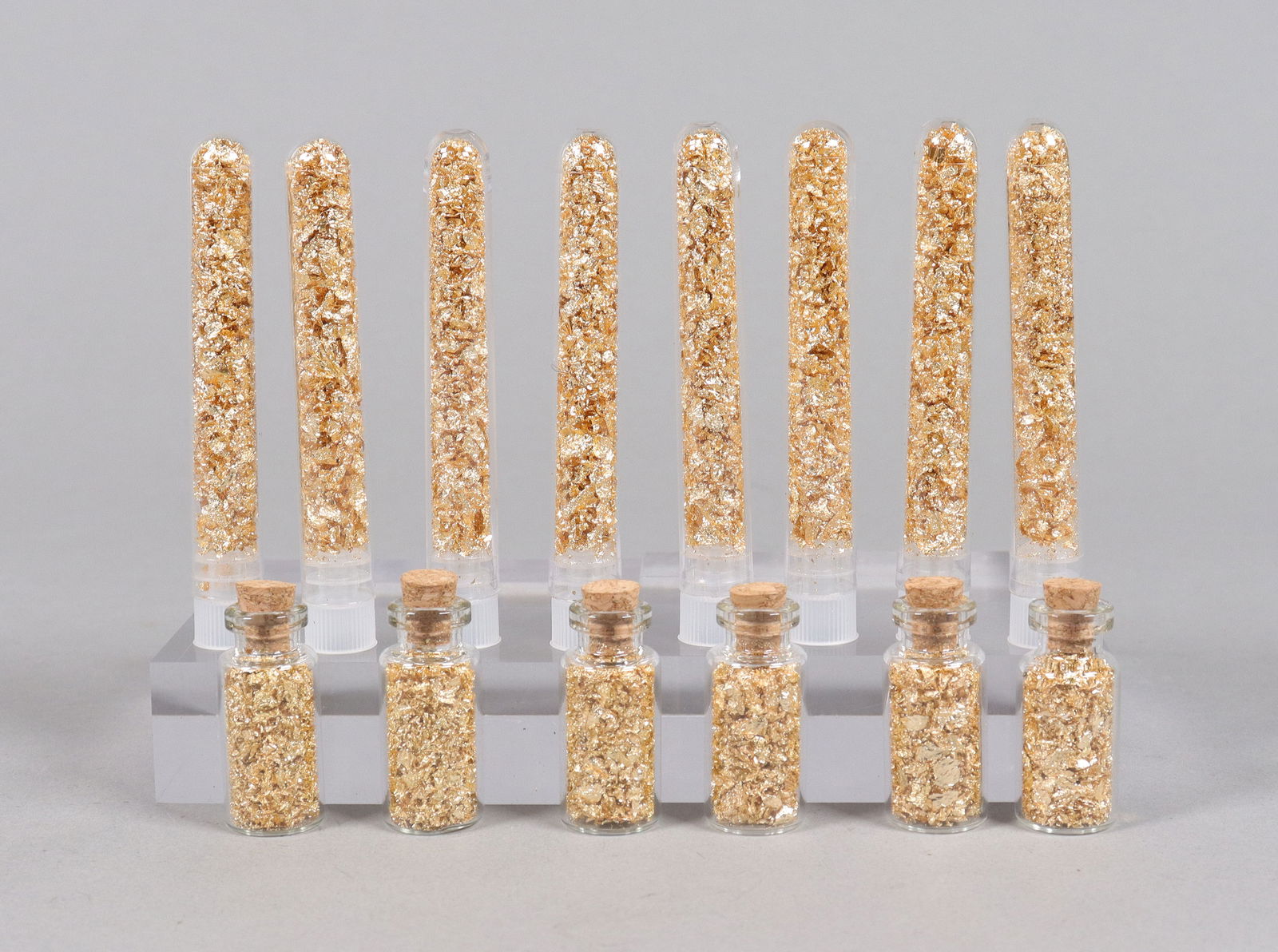 Lots gold flakes ungraded: Lots gold flakes ungraded. We do not guarantee any material, age, grading. All sales are final, no return. Please contact us before bidding if you have any questions.