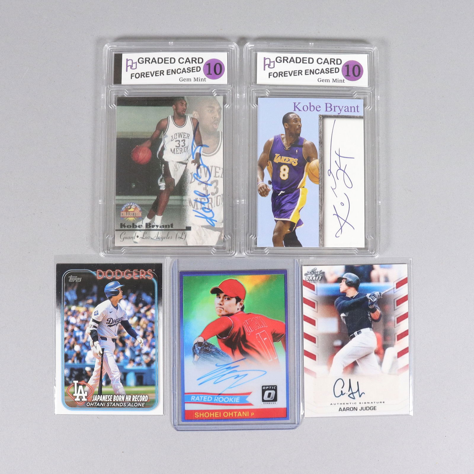 Lots sports card ungraded: Lots sports card, ungraded. We do not guarantee any grading, signature, age, or material. We do not do any grading. Possibly print signed or reproduction. All sales are final, no return.