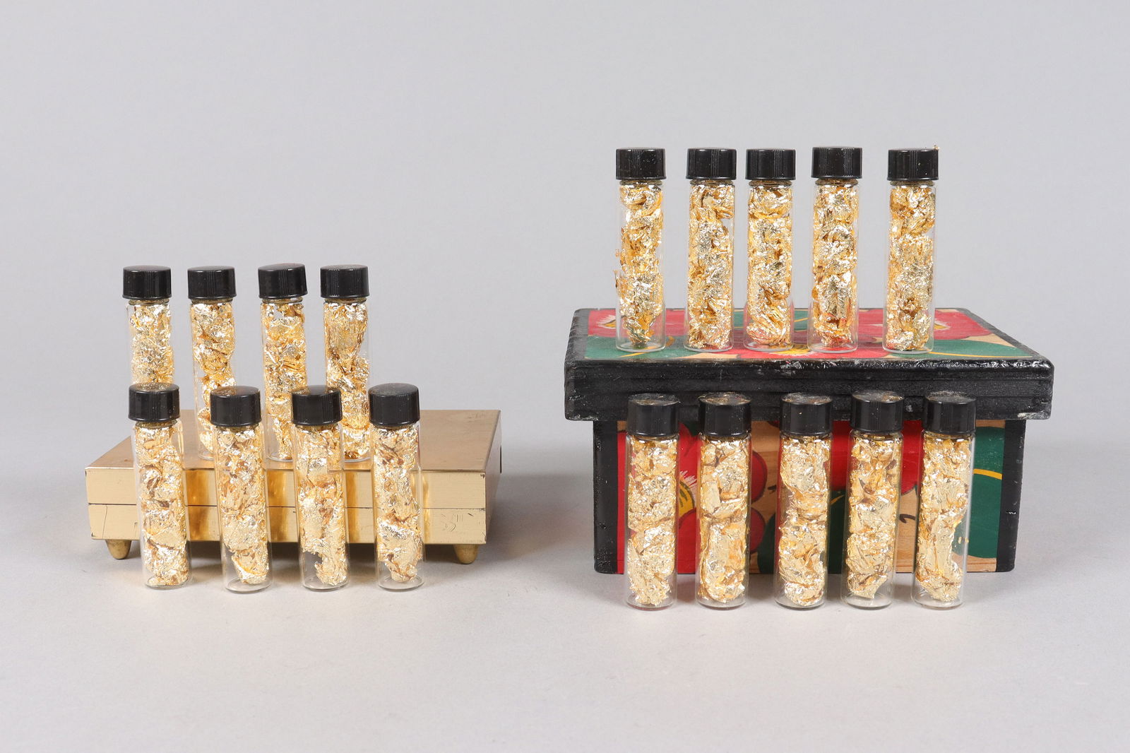 Lots gold flakes ungraded: Lots gold flakes ungraded. We do not guarantee any material, age, grading. All sales are final, no return. Please contact us before bidding if you have any questions.