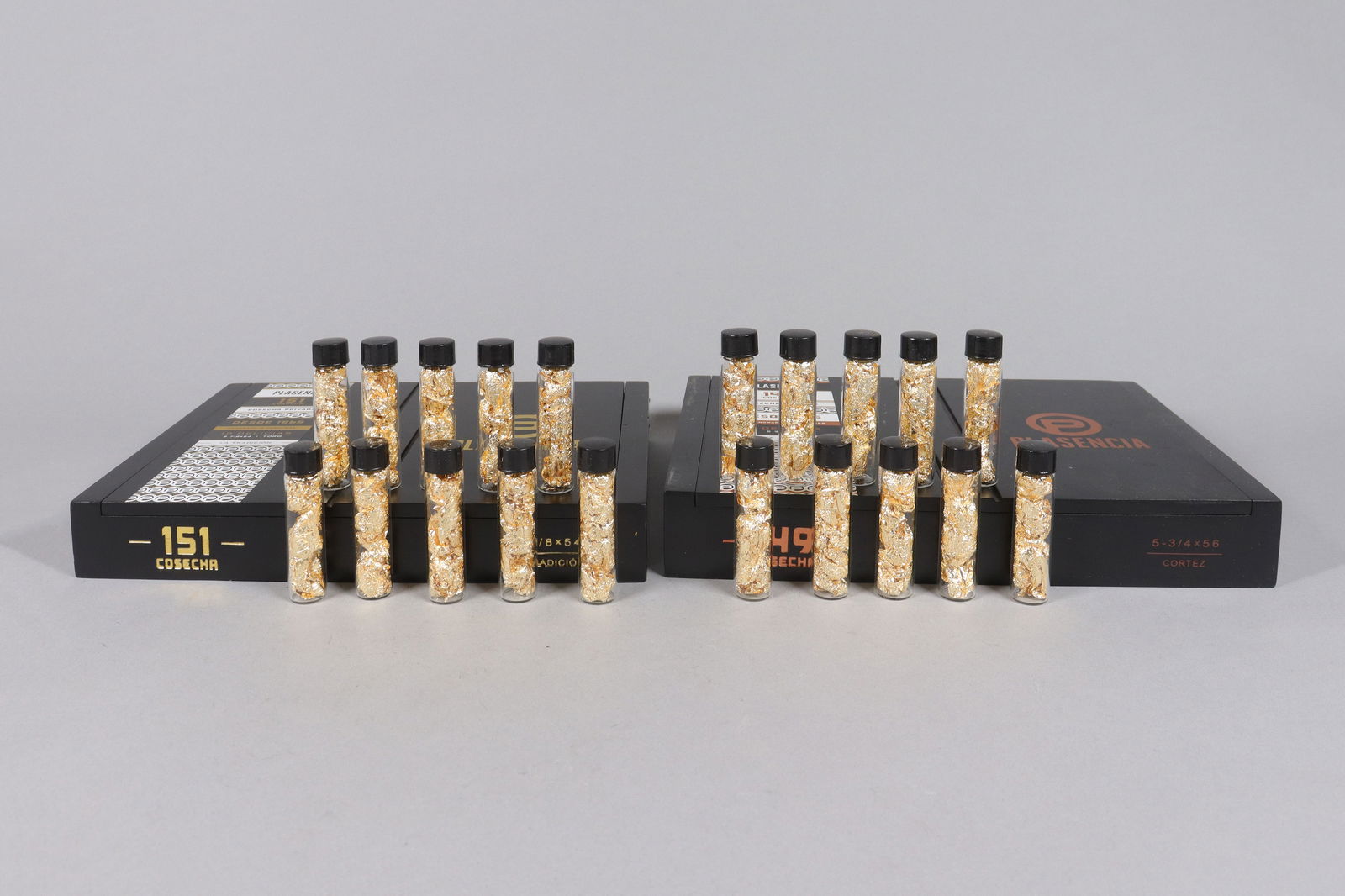 Lots gold flakes ungraded: Lots gold flakes ungraded. We do not guarantee any material, age, grading. All sales are final, no return. Please contact us before bidding if you have any questions.