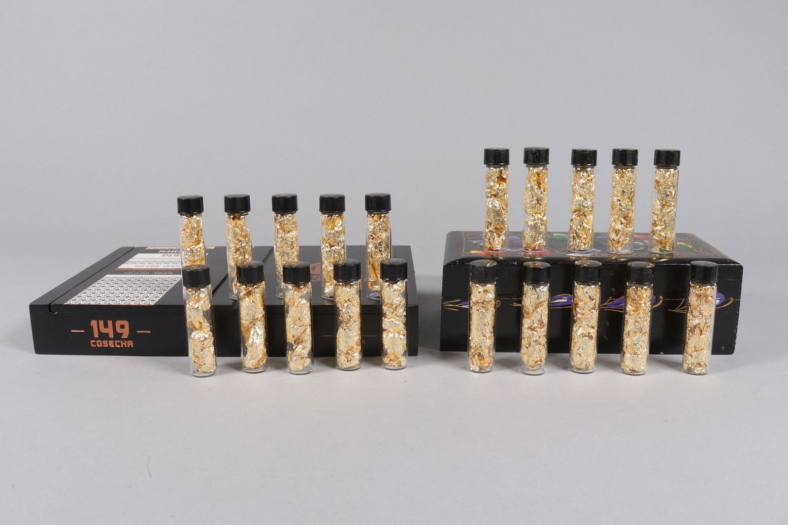 Lots gold flakes ungraded: Lots gold flakes ungraded. We do not guarantee any material, age, grading. All sales are final, no return. Please contact us before bidding if you have any questions.