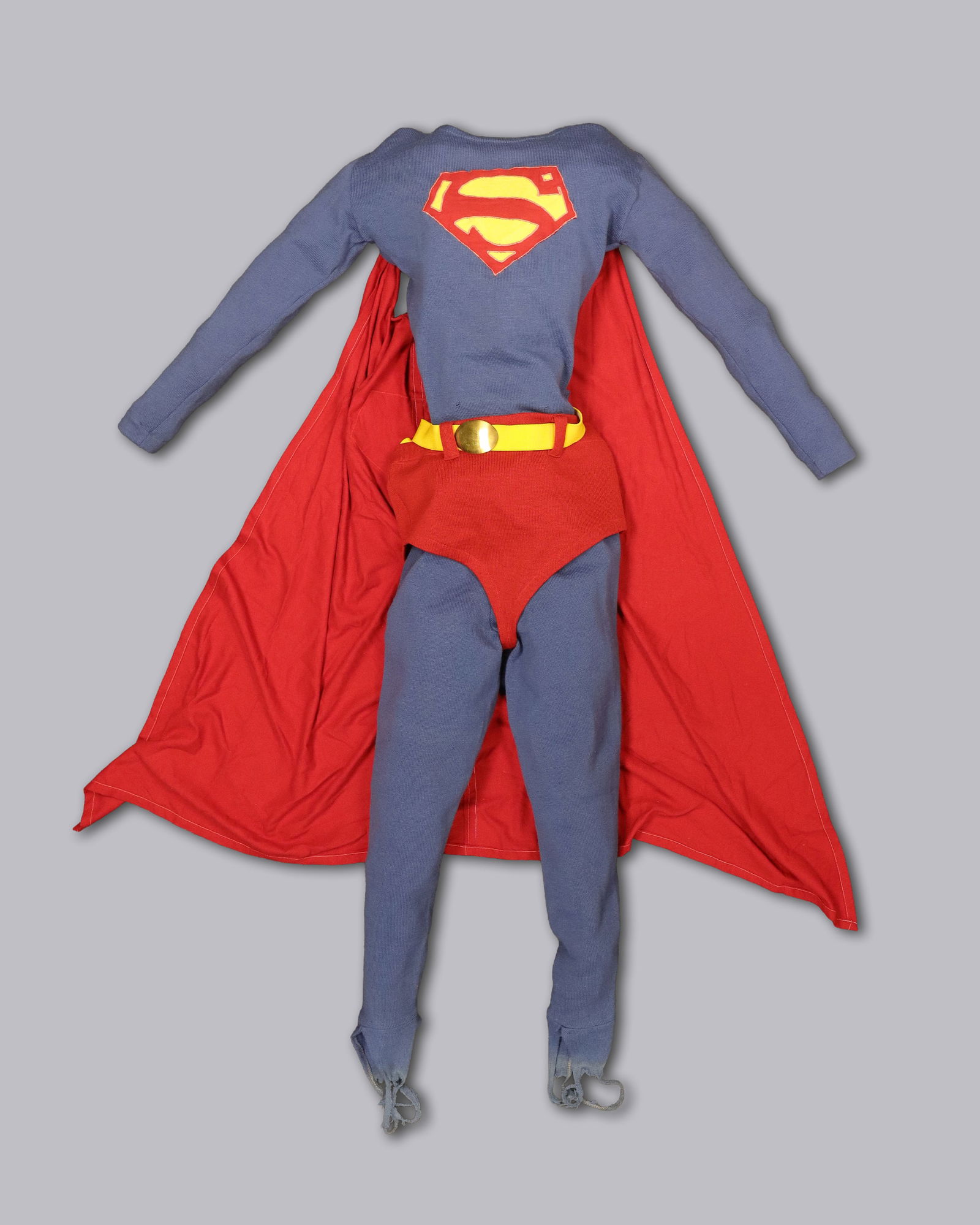 Original George Reeves Superman costume 1950s: Original George Reeves 1950s Superman TV series costume, with provenance letter, from The Superman Museum. Letter dated from 06-18-1998. Condition selling it as is. A rare collection.