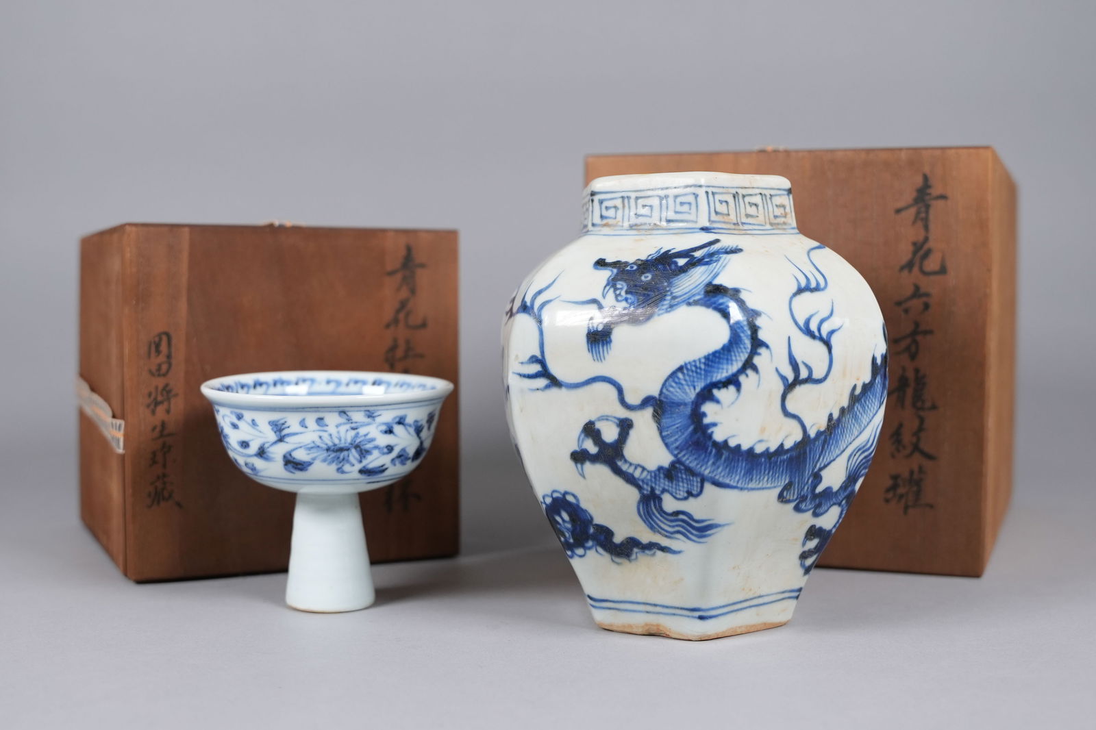 Lots Chinese b/w porcelains with box: Lots Chinese blue and white porcelians, with wooden box. Largest H: 8.8" x W: 5.3."