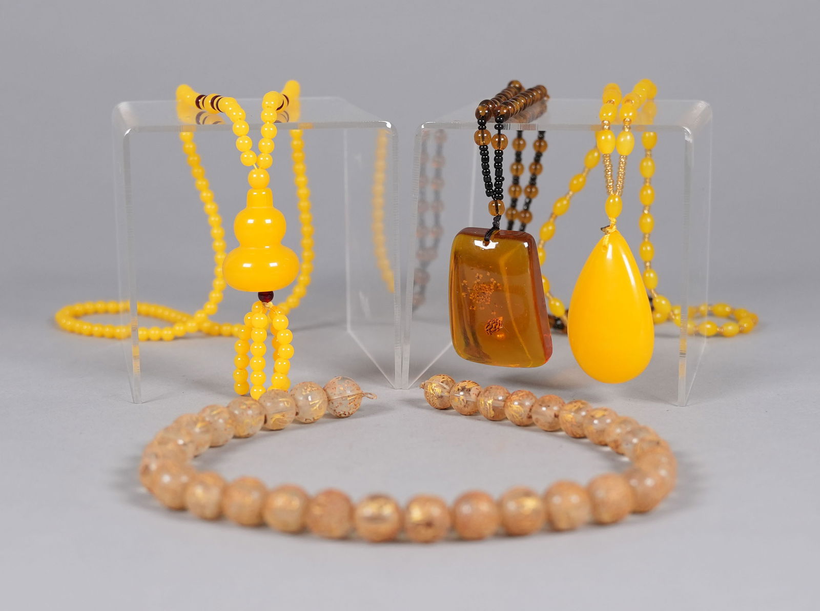 Lots Chinese beaded items: Lots Chinese beaded items.