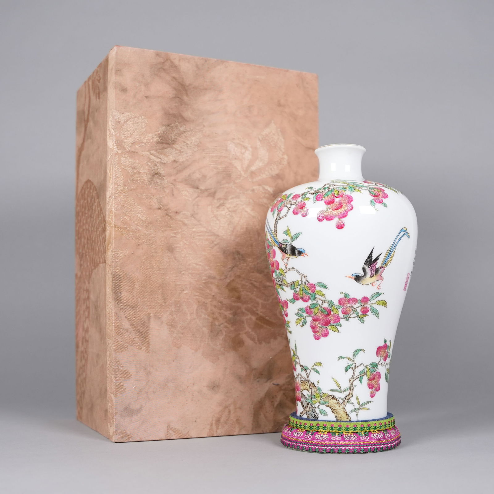 Chinese fine floral vase: Chinese fine floral vase with heavy silk box. H: 9.6" x W: 5.5."