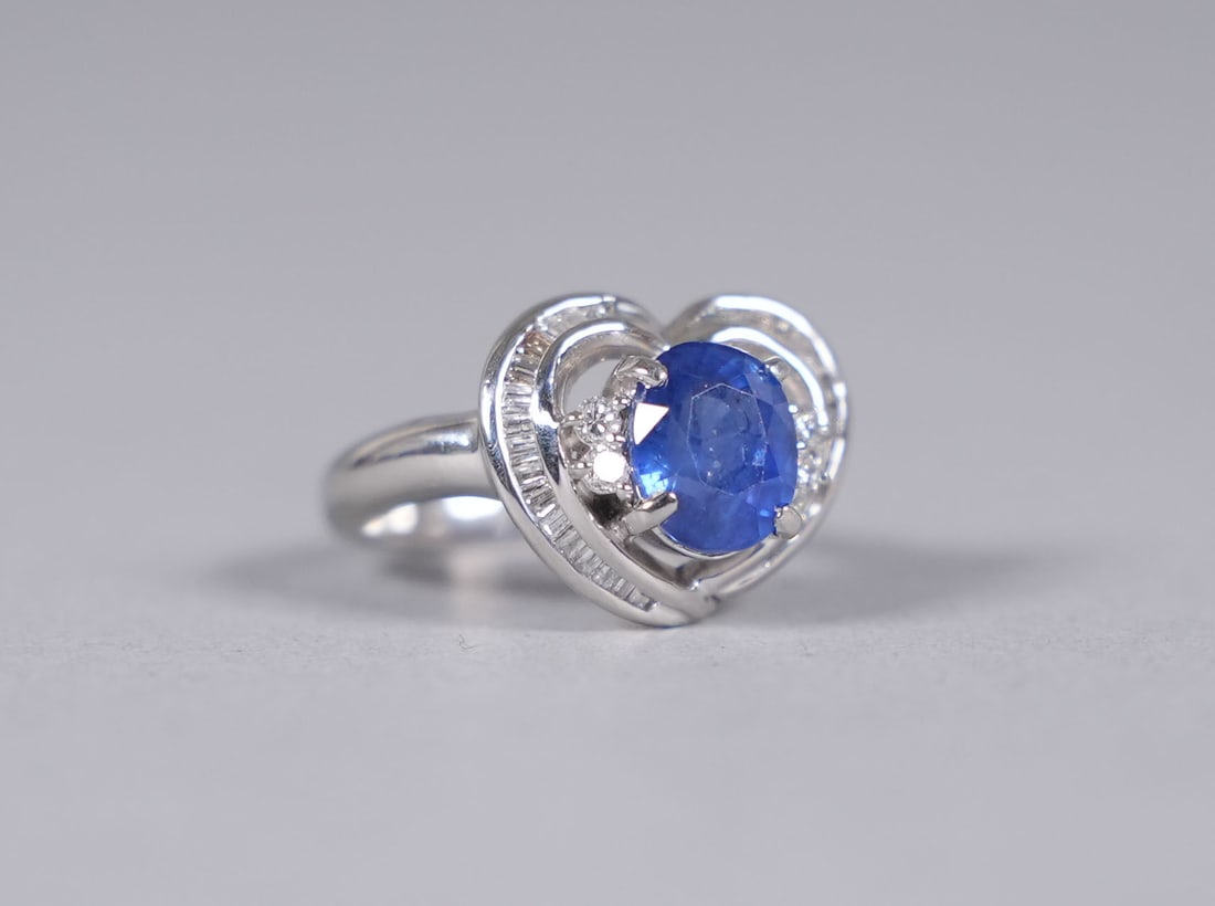 Platinum natural sapphire diamond ring: Platinum natural sapphire ring, comes with GIA certificate. Total 2.89 carats sapphire, and 0.42 carats diamonds. US ring size 6.1.