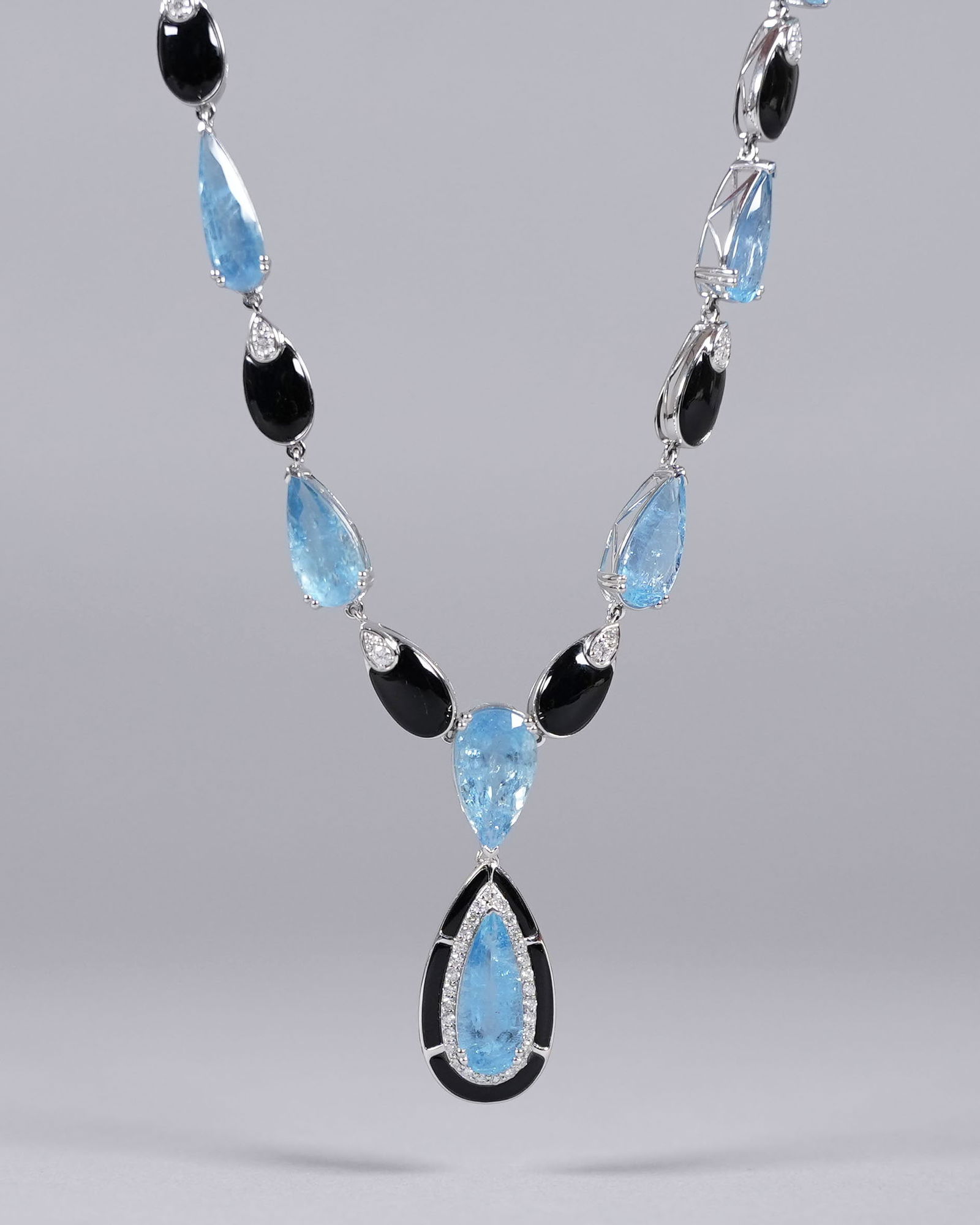 Platinum natural aquamarine diamond necklace: Platinum natural aquamarine diamond necklace. Total 40.04 carats aquamarine, and 1.03 carats diamond.