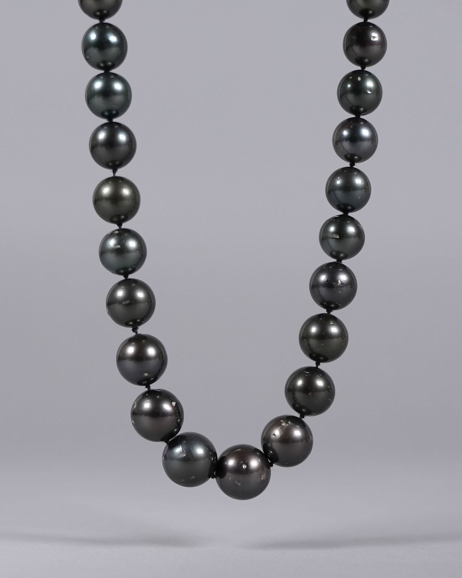 14 kt w/g Tahitian pearl necklace: 14 kt white gold Tahitian pearl necklace, total 35 pearls.