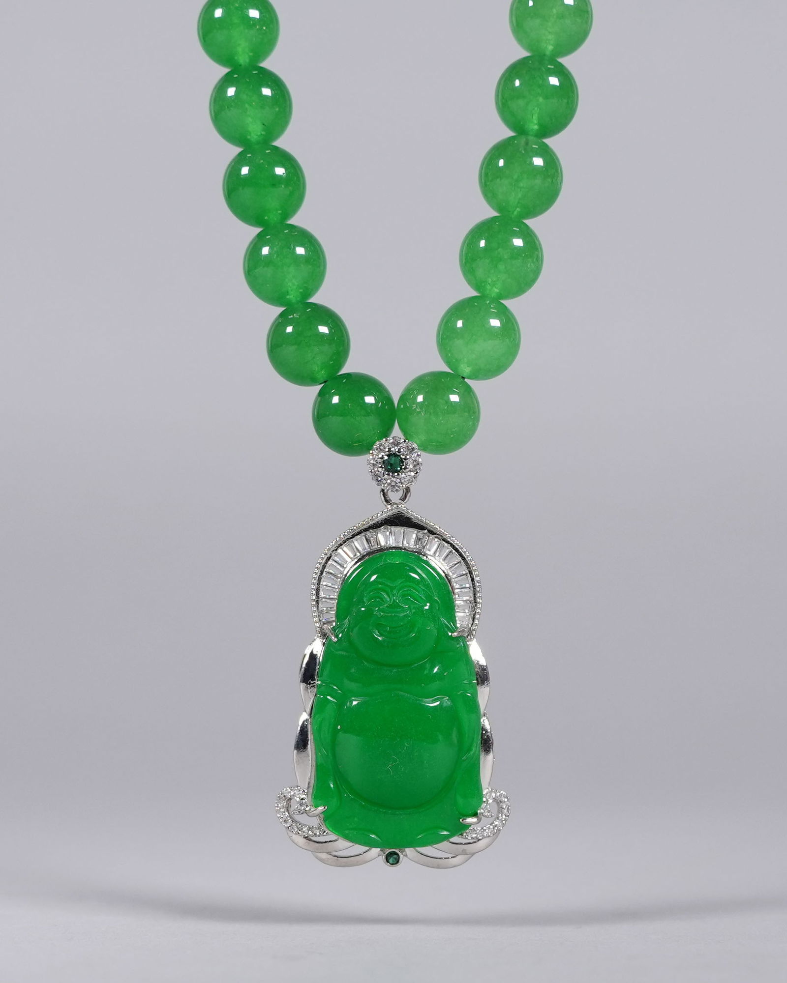 Chinese fine apple green pendant: Chinese fine apple green pendant necklace.