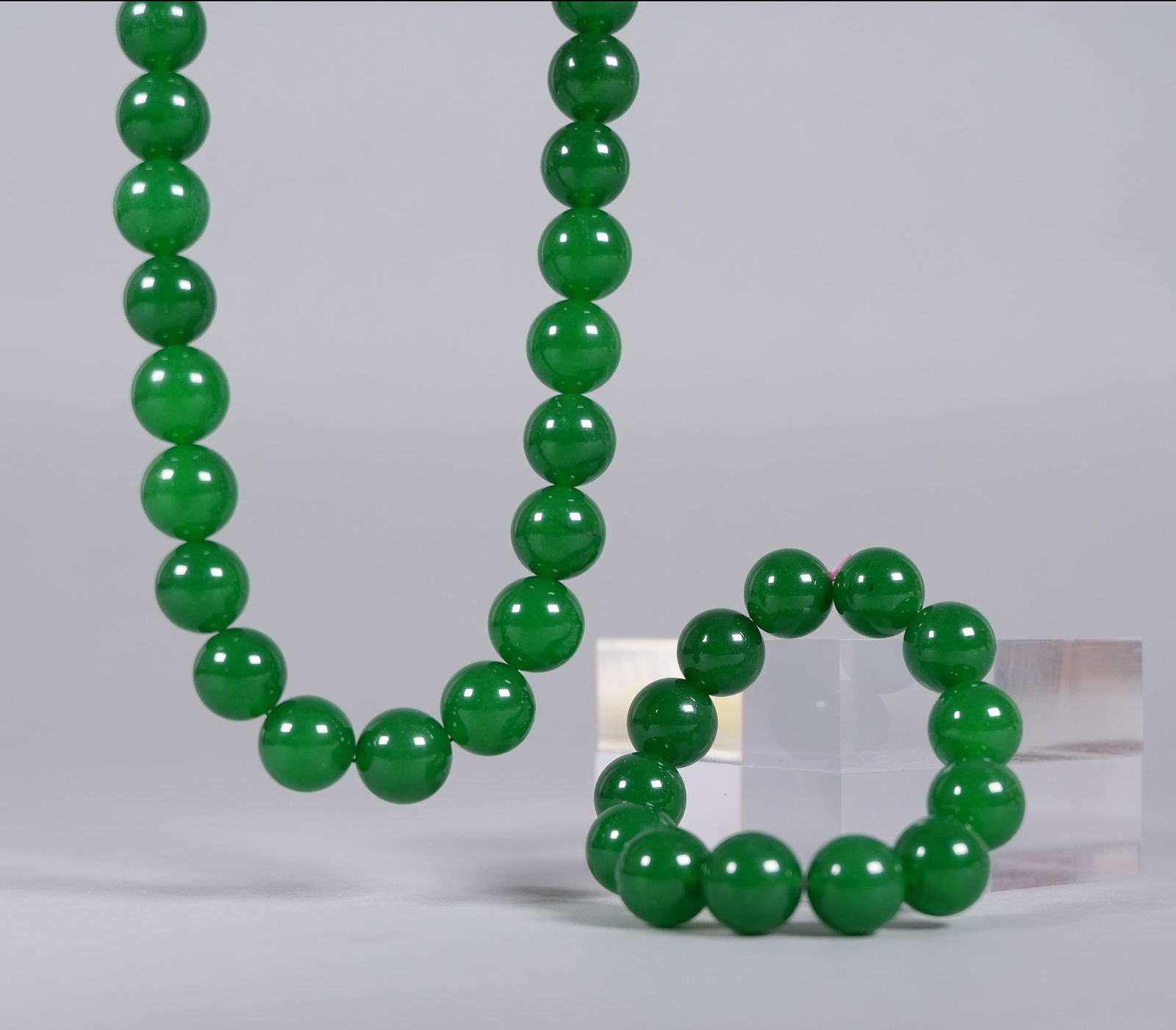 Lots Chinese apple green beads: Lots Chinese fine apple green beaded items.