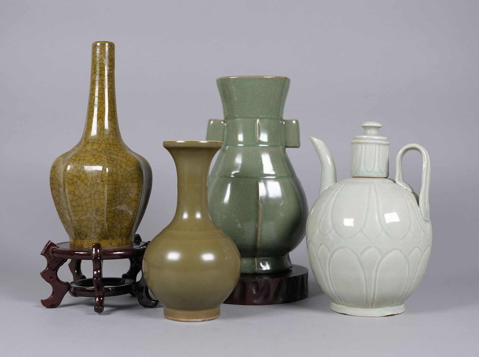 Lots Chinese fine vase: Lots Chinese fine vase, Largest H: 8.8" x W: 5.3."