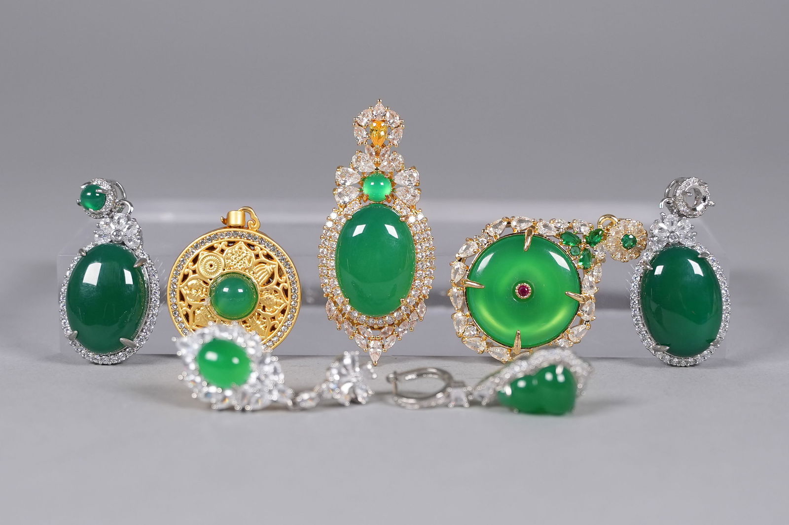 Lots Chinese apple green items: Lots Chinese apple green items.