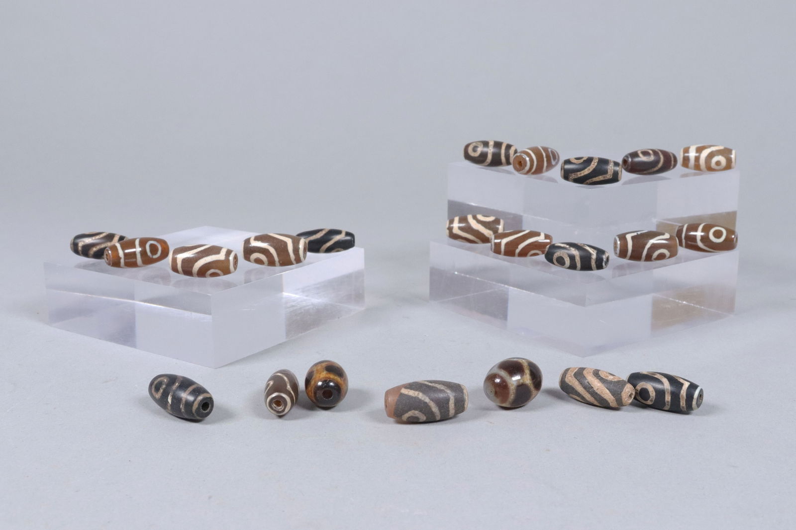Lots Tibetan dzi beads: Lots Tibetan dzi beads.