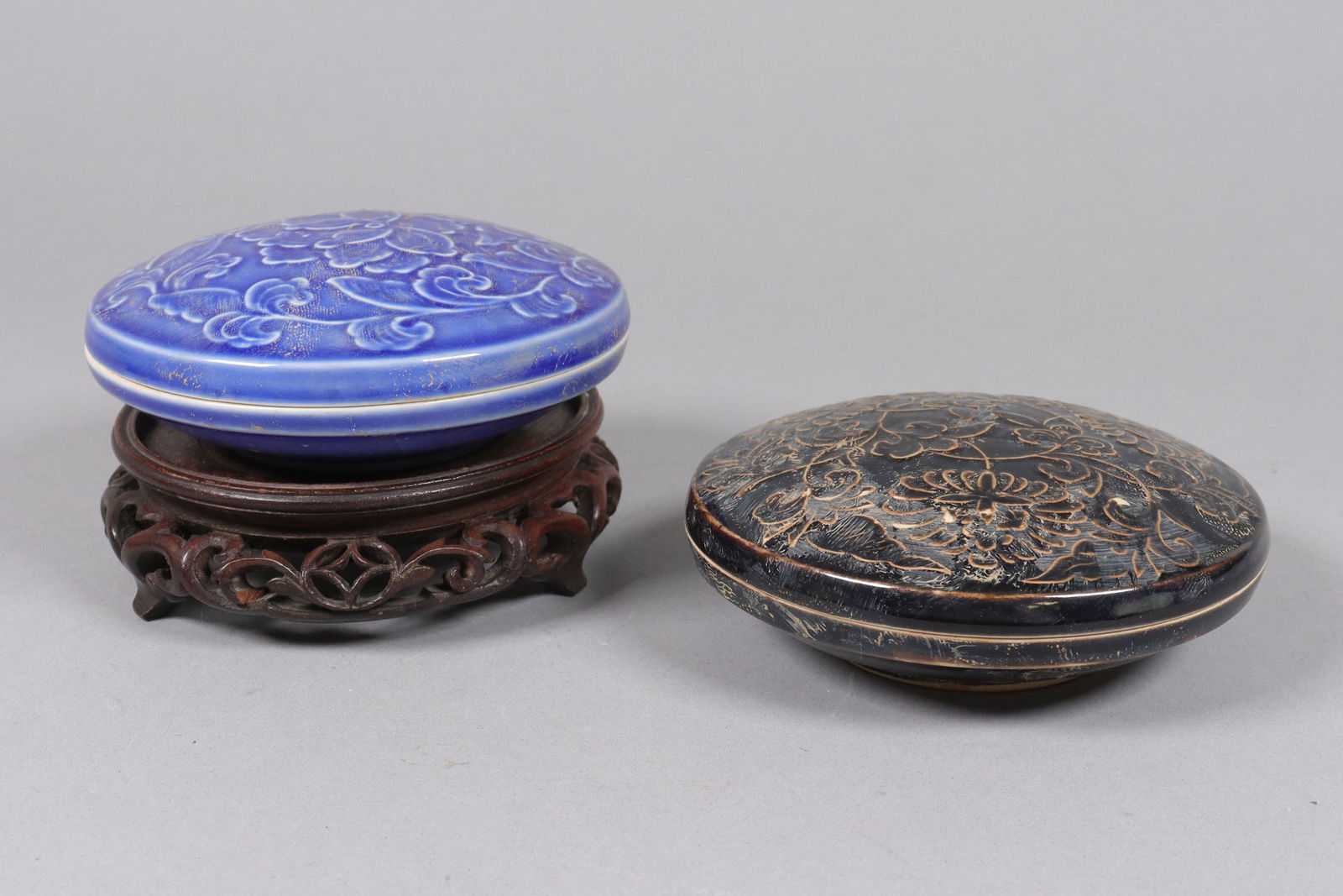 2 Chinese paste box: 2 Chinese fine paste box.
