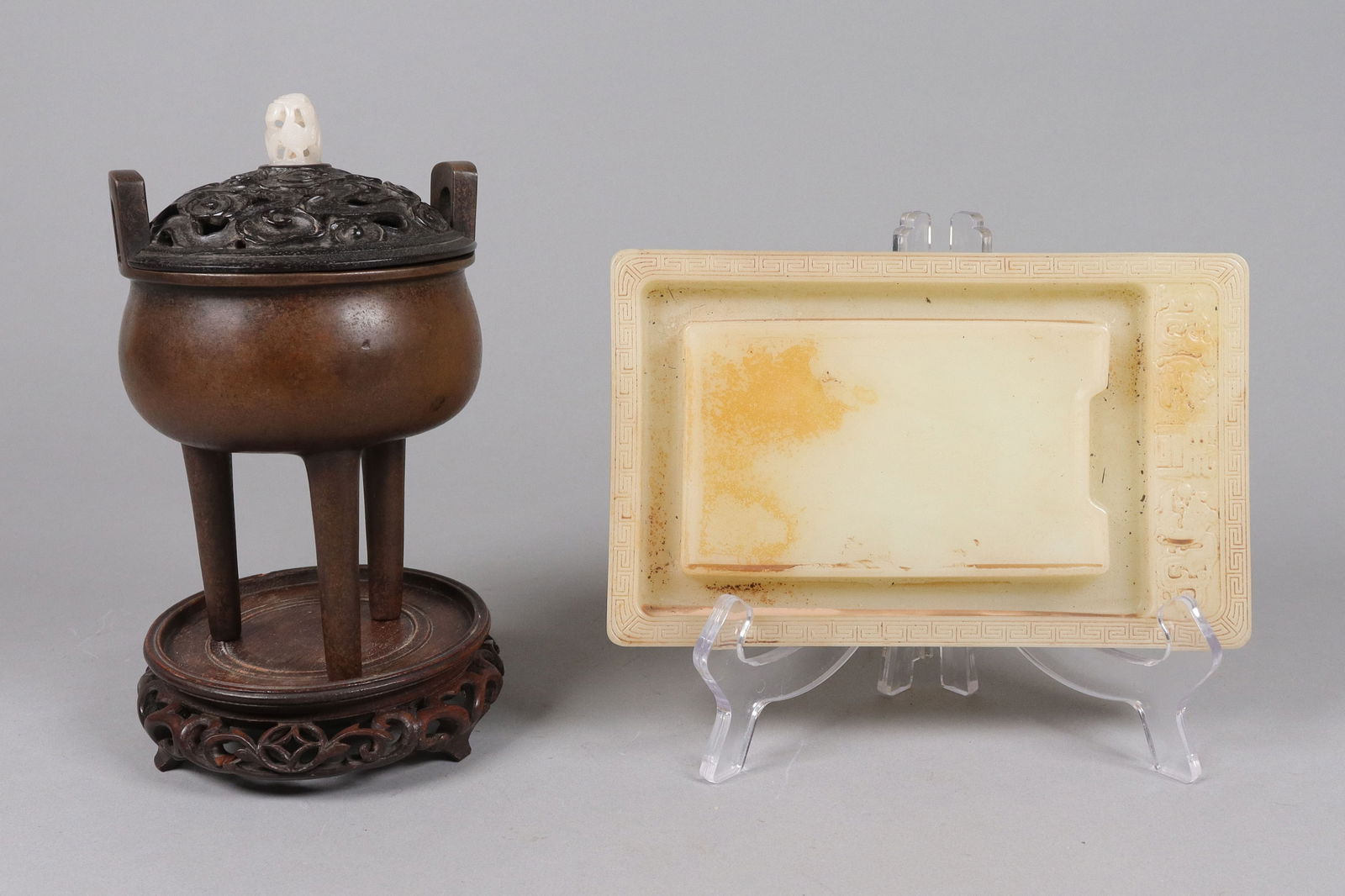 Lots Chinese fine items: Lots Chinese fine items, one is a Chinese bronze censer. Heavy in weight.