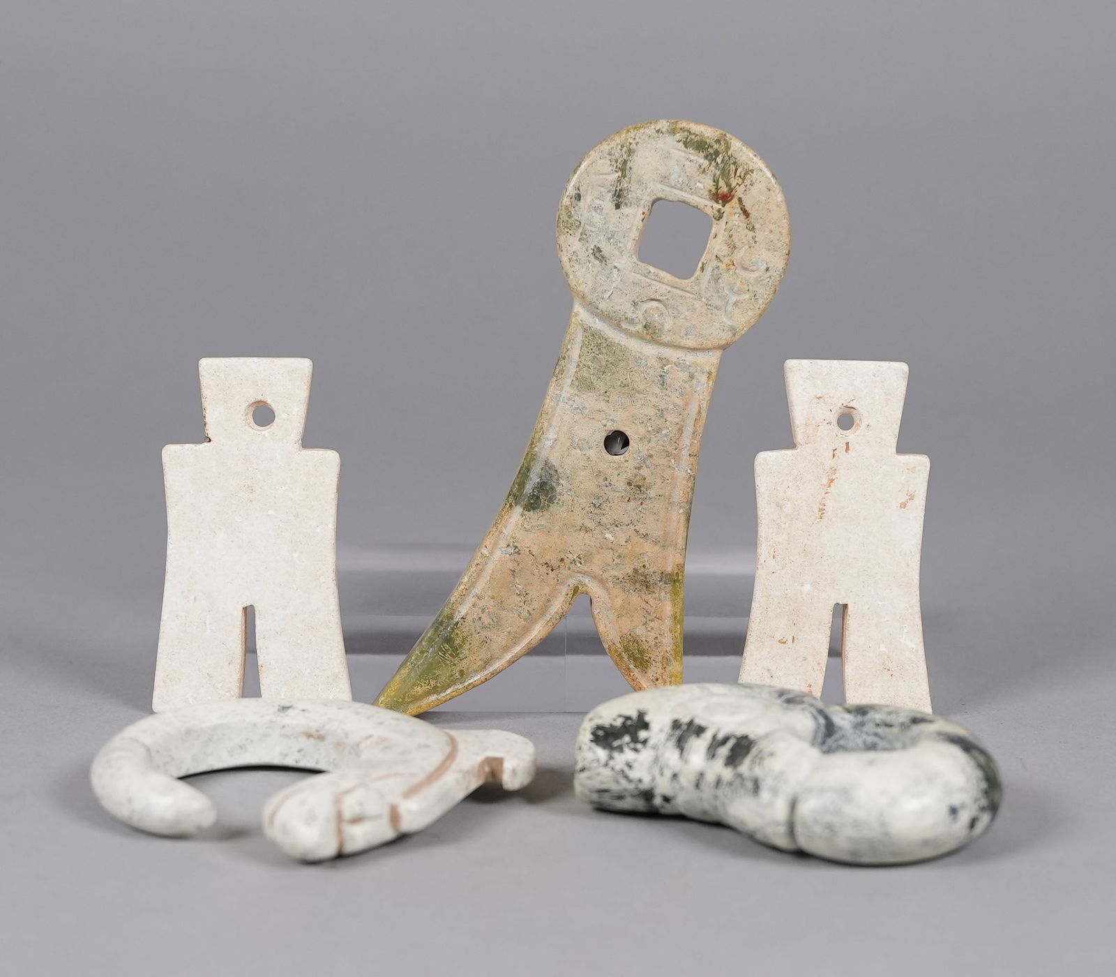 Lots Chinese carved ornaments: Lots Chinese finely carved ornaments.