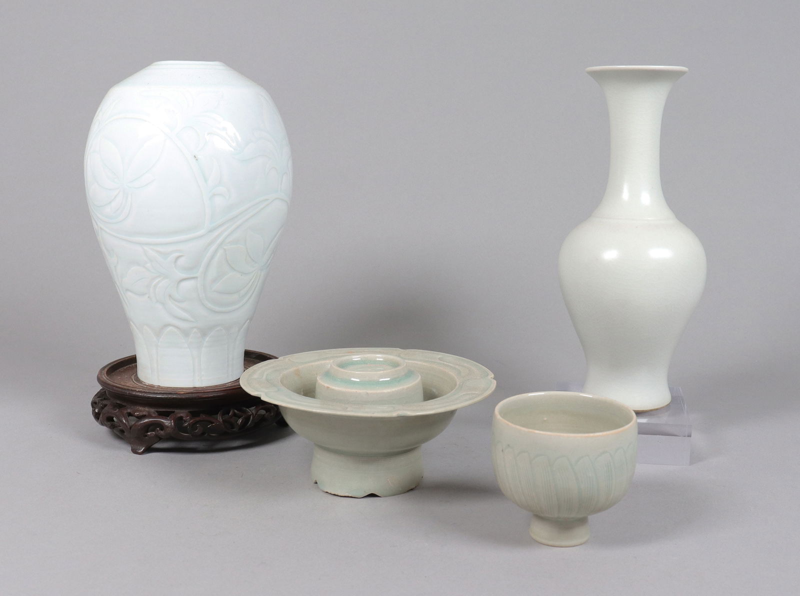 Lots Chinese fine vase: Lots Chinese fine vase, largest H: 7.25" x W: 3.15."