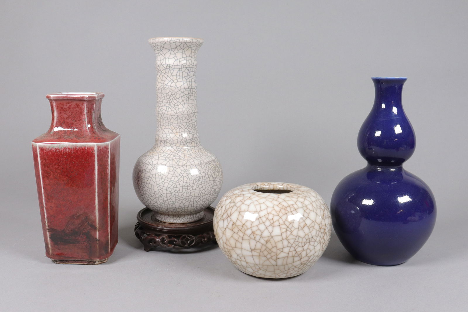 Lots Chinese fine vase: Lots Chinese fine vase, largest H: 7.75" x W: 3.25."