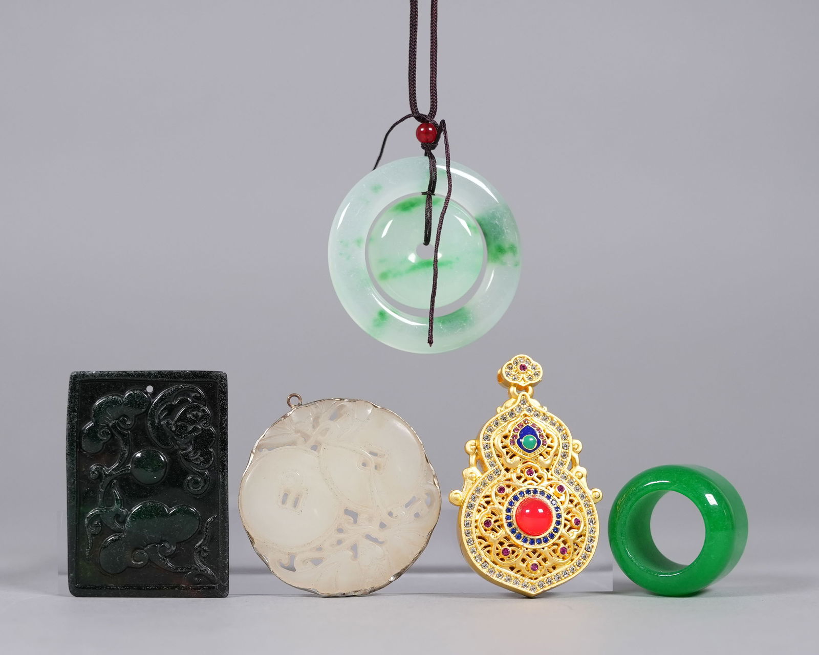 Lots Chinese fine carvings: Lots Chinese fine carvings.