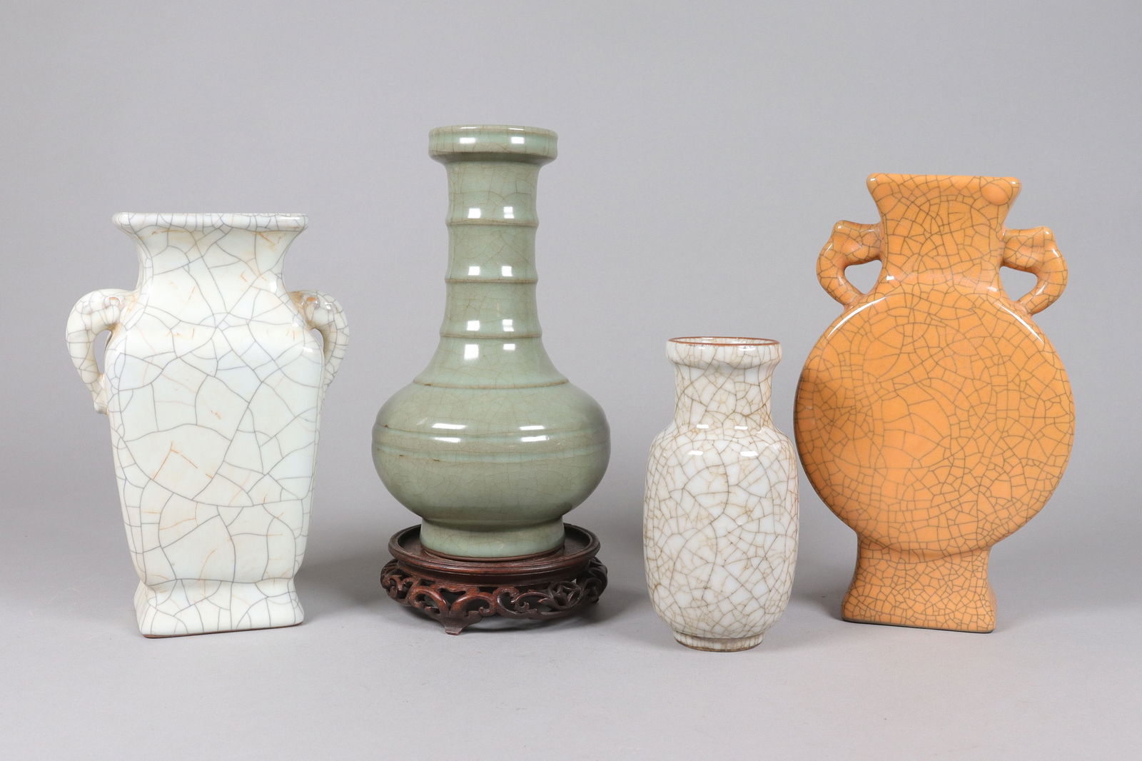 Lots Chinese fine vase: Lots Chinese fine vase. Largest H: 9" x W: 5."