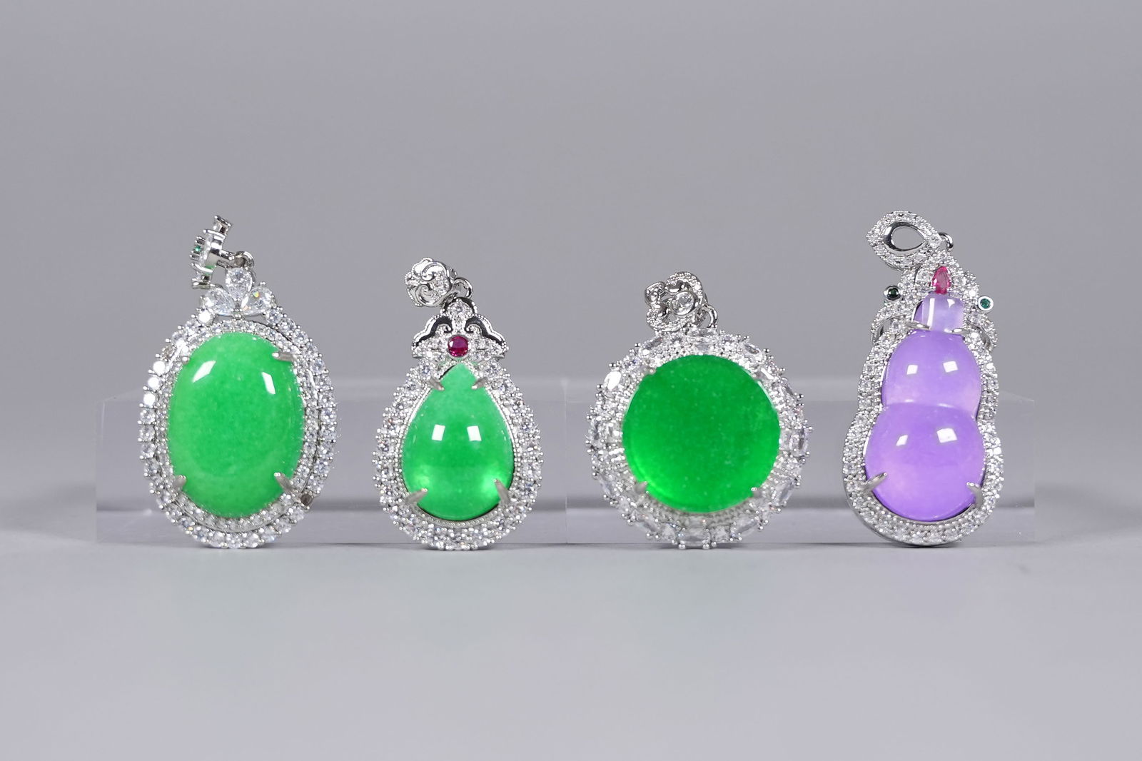 Lots Chinese fine pendants: Lots Chinese fine pendants.