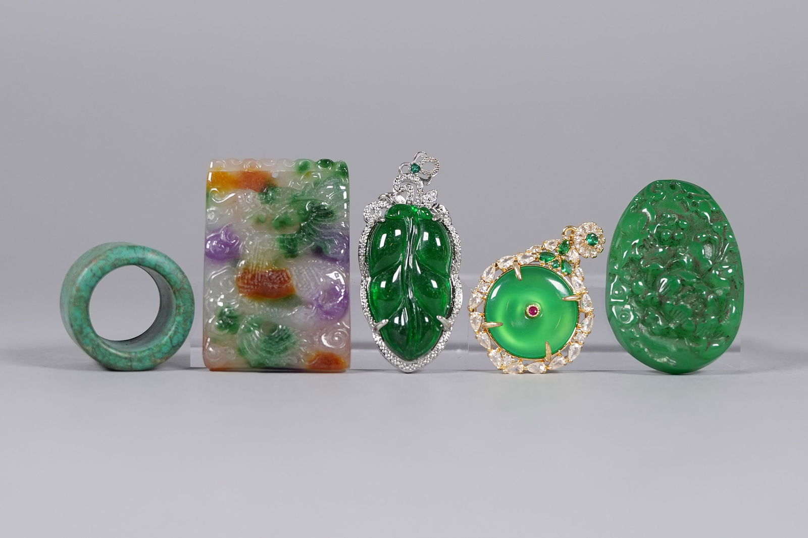 Lots Chinese fine carvings: Lots Chinese fine carvings.