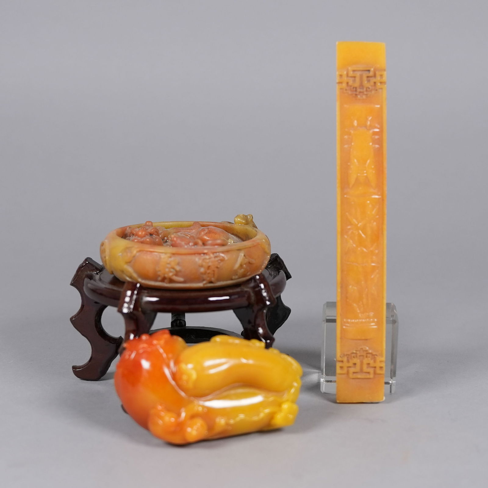 Lots Chinese carvings: Lots Chinese carvings.