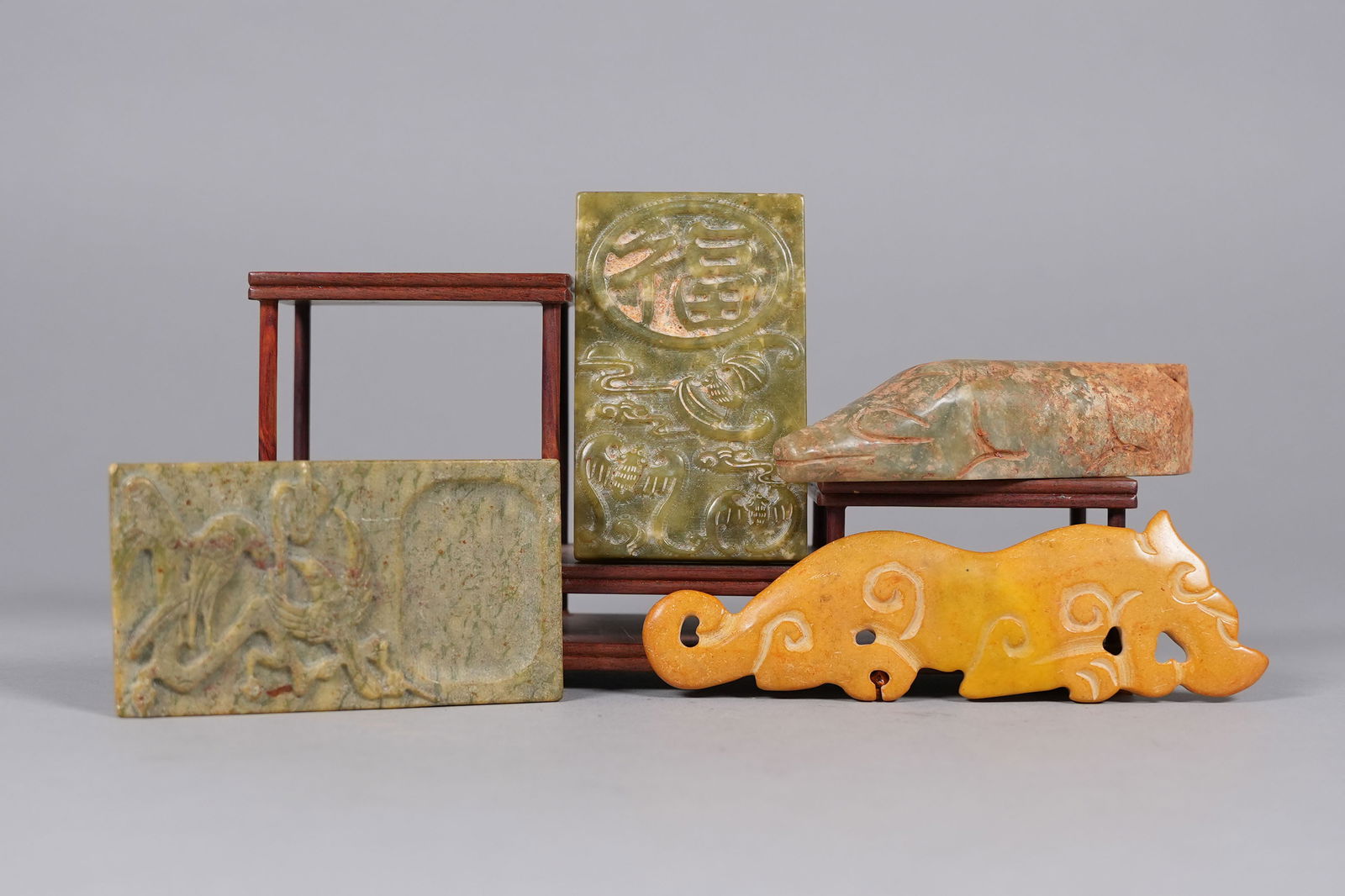 Lots Chinese carvings: Lots Chinese carvings.