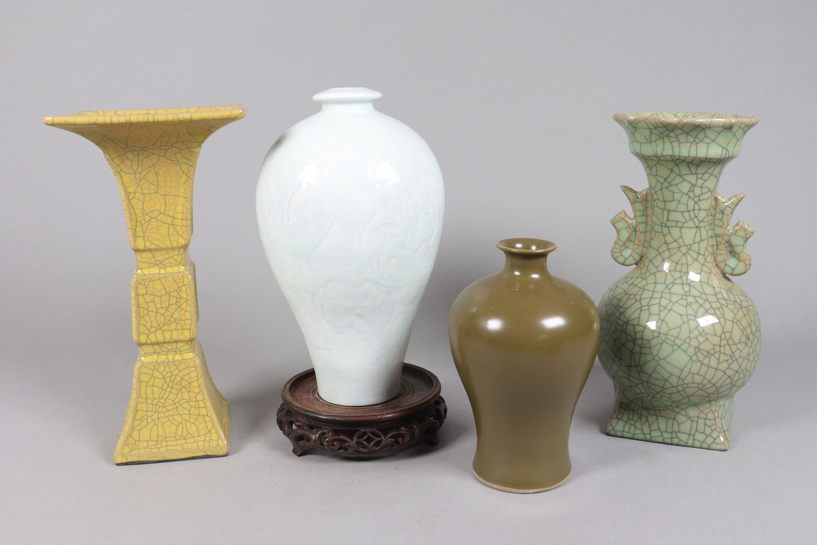 Lots Chinese fine vase: Lots Chinese fine vase, largest H: 8.5" x W: 5."