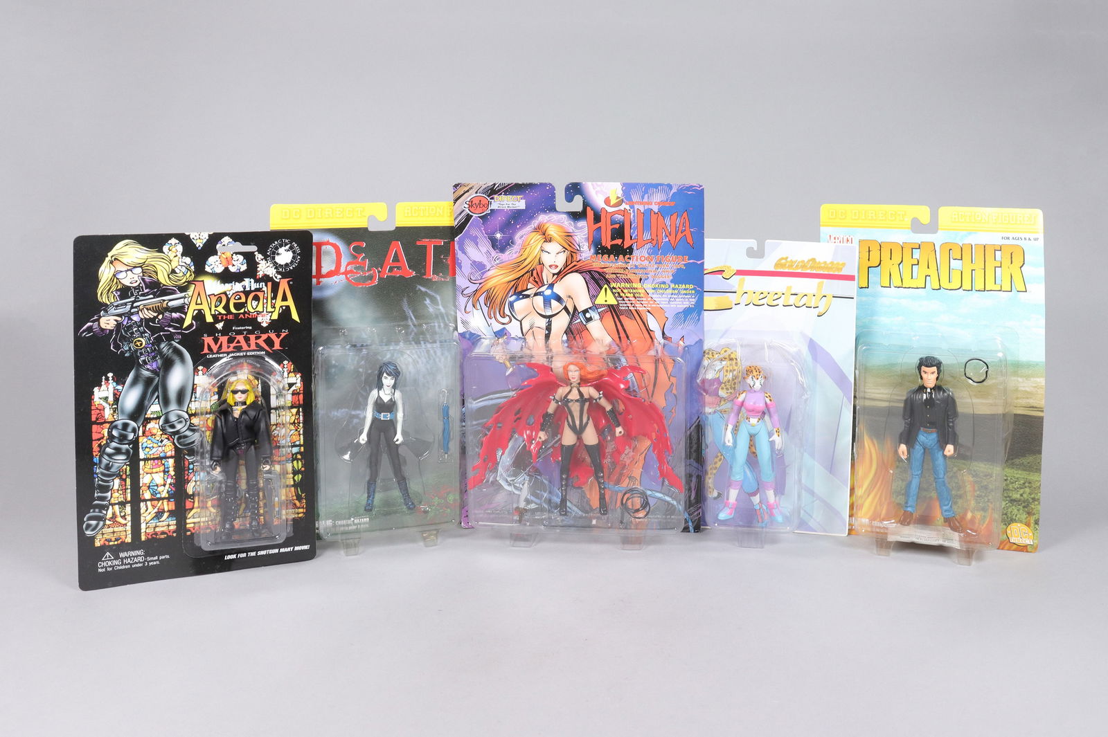 Lots toy figures in box: Lots toy figures in box.