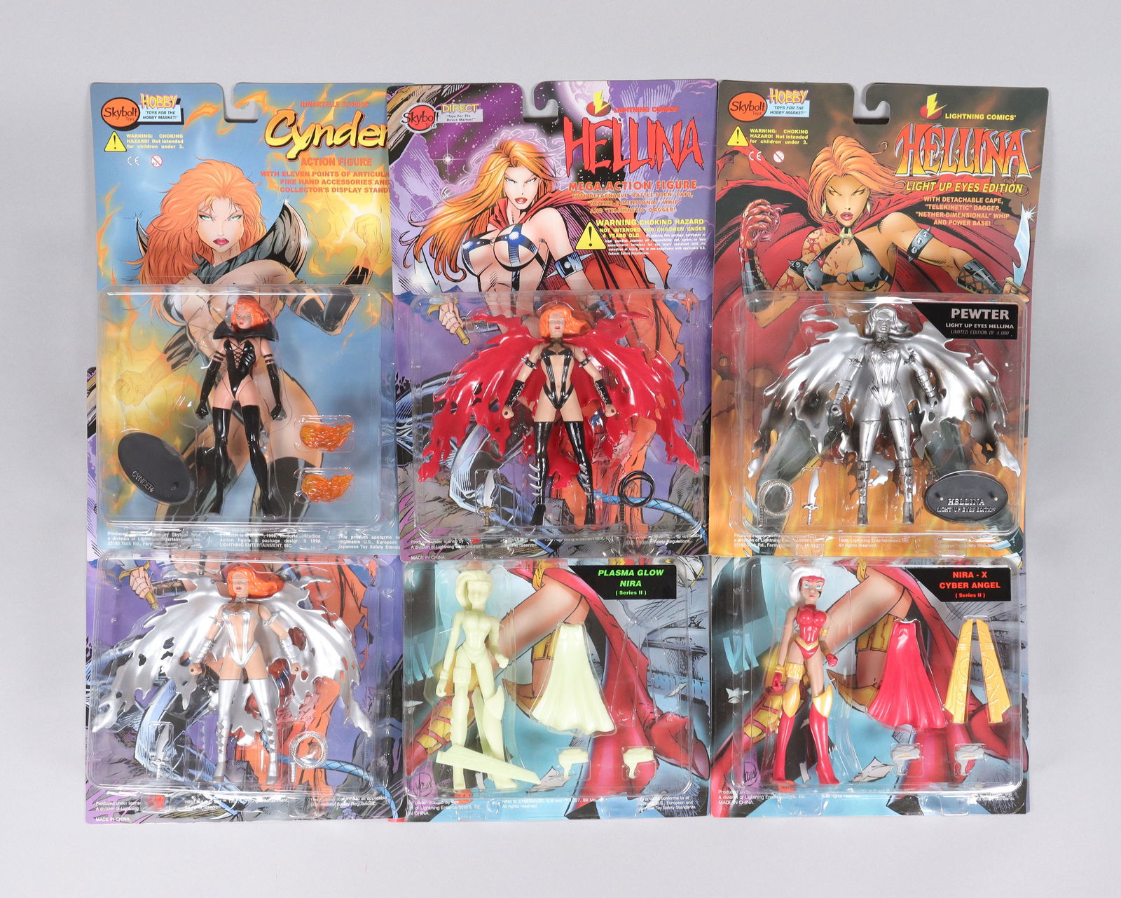 Lots toy figures in box: Lots toy figures in box.