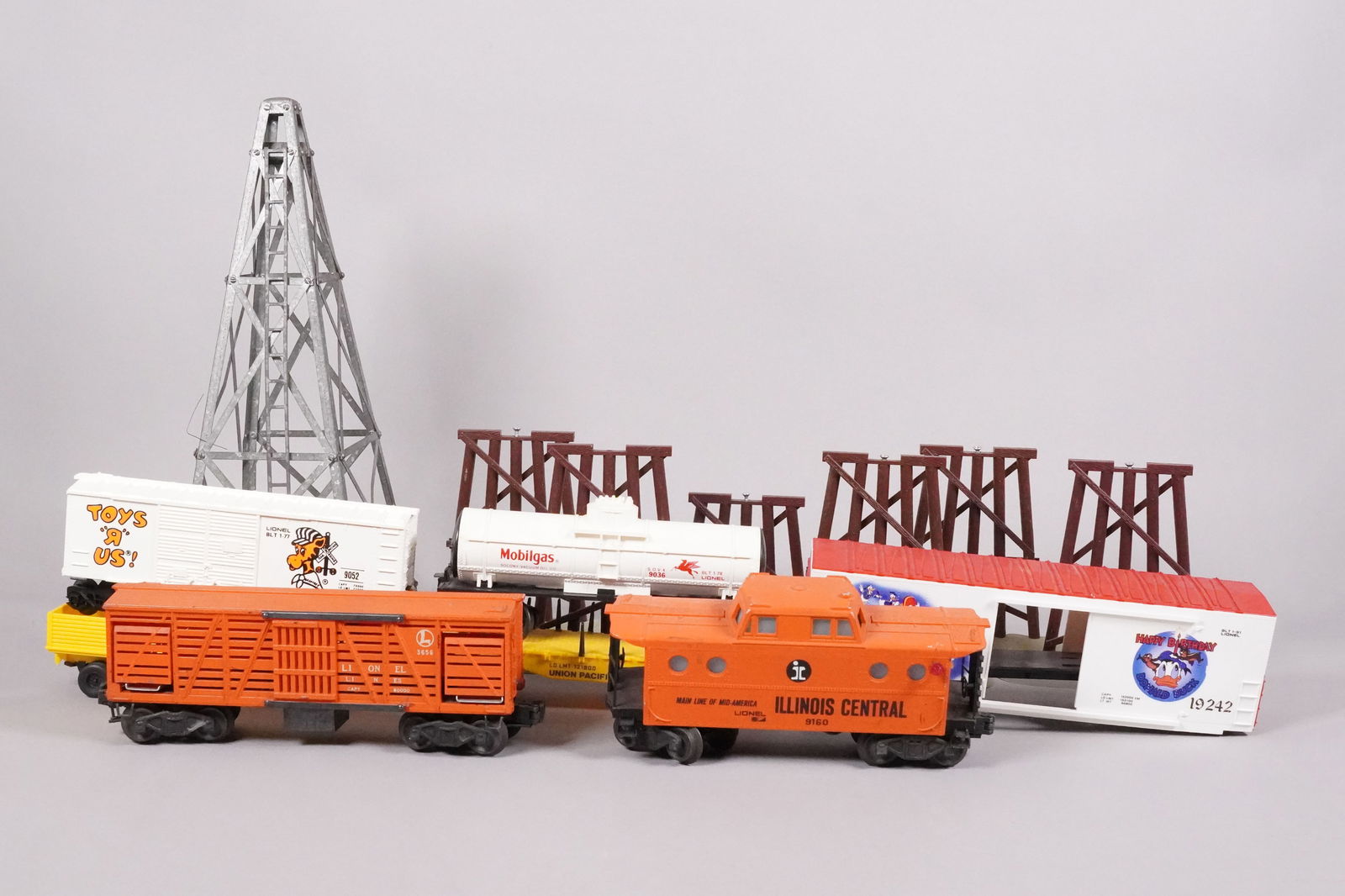 Lots vintage train items: Lots vintage train items, condition selling it as is. All sales are final.