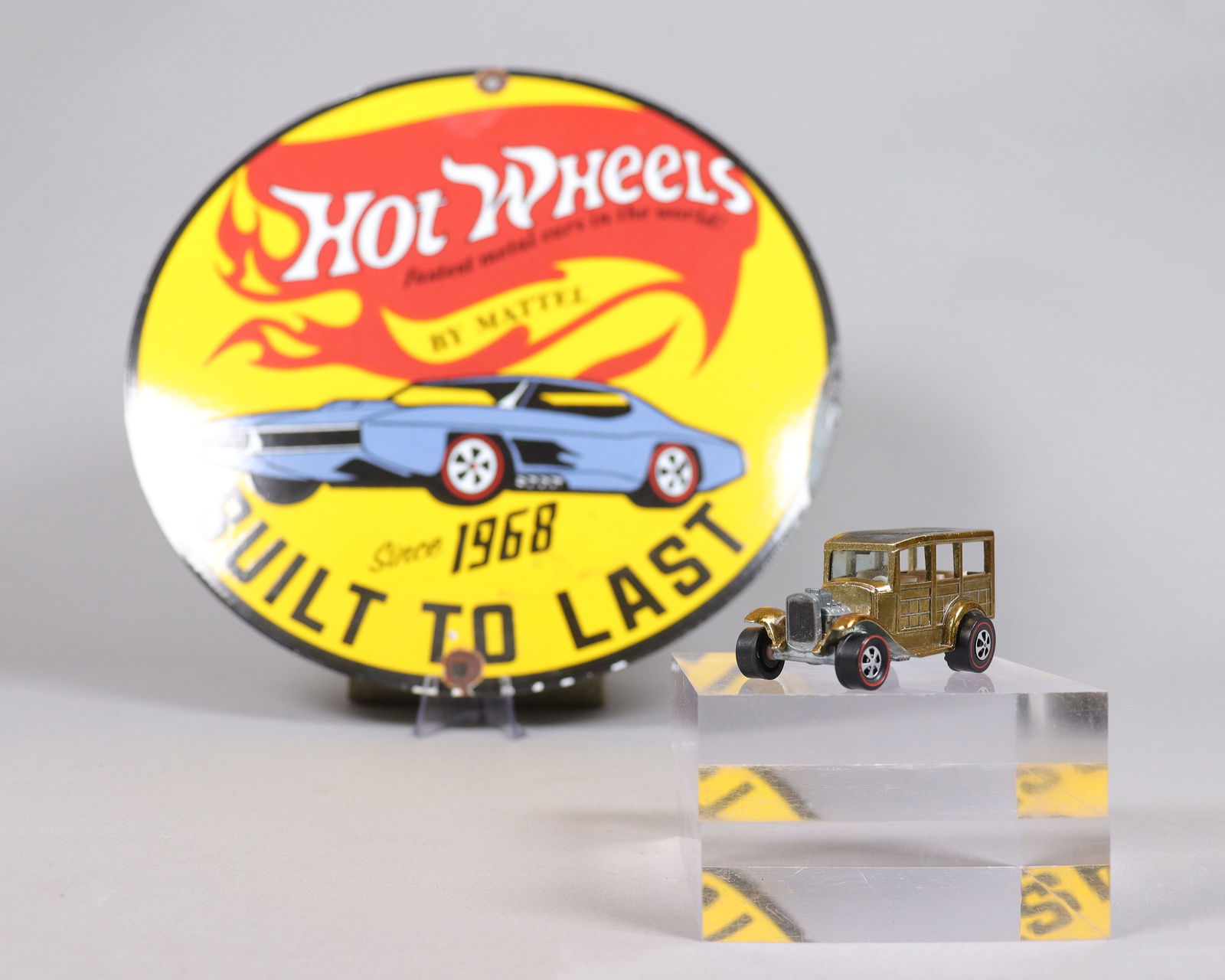 A vintage Hot Wheels: A vintage Hot Wheels, condition selling it as is. It does not come with the Hot Wheels round plaque.