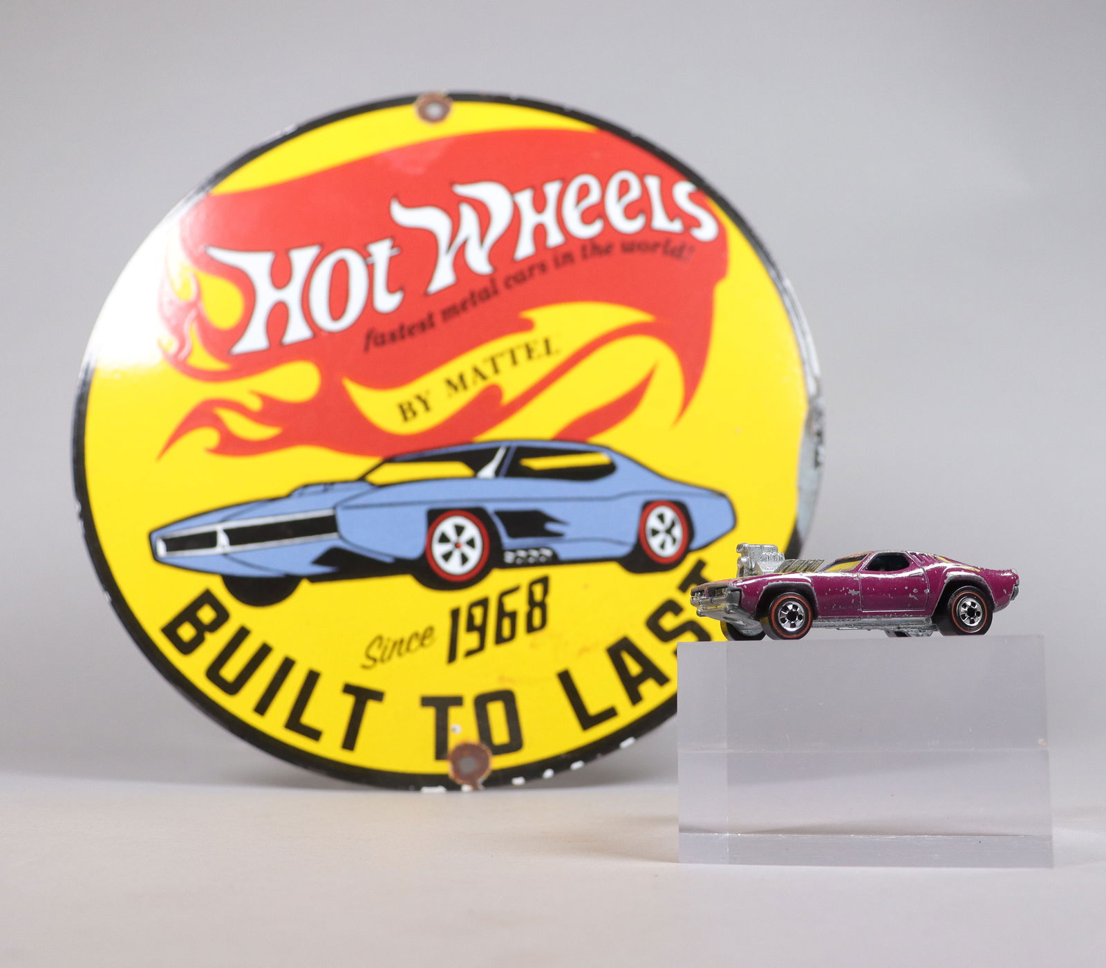 A vintage Hot Wheels: A vintage Hot Wheels, condition selling it as is. It does not come with the Hot Wheels round plaque.