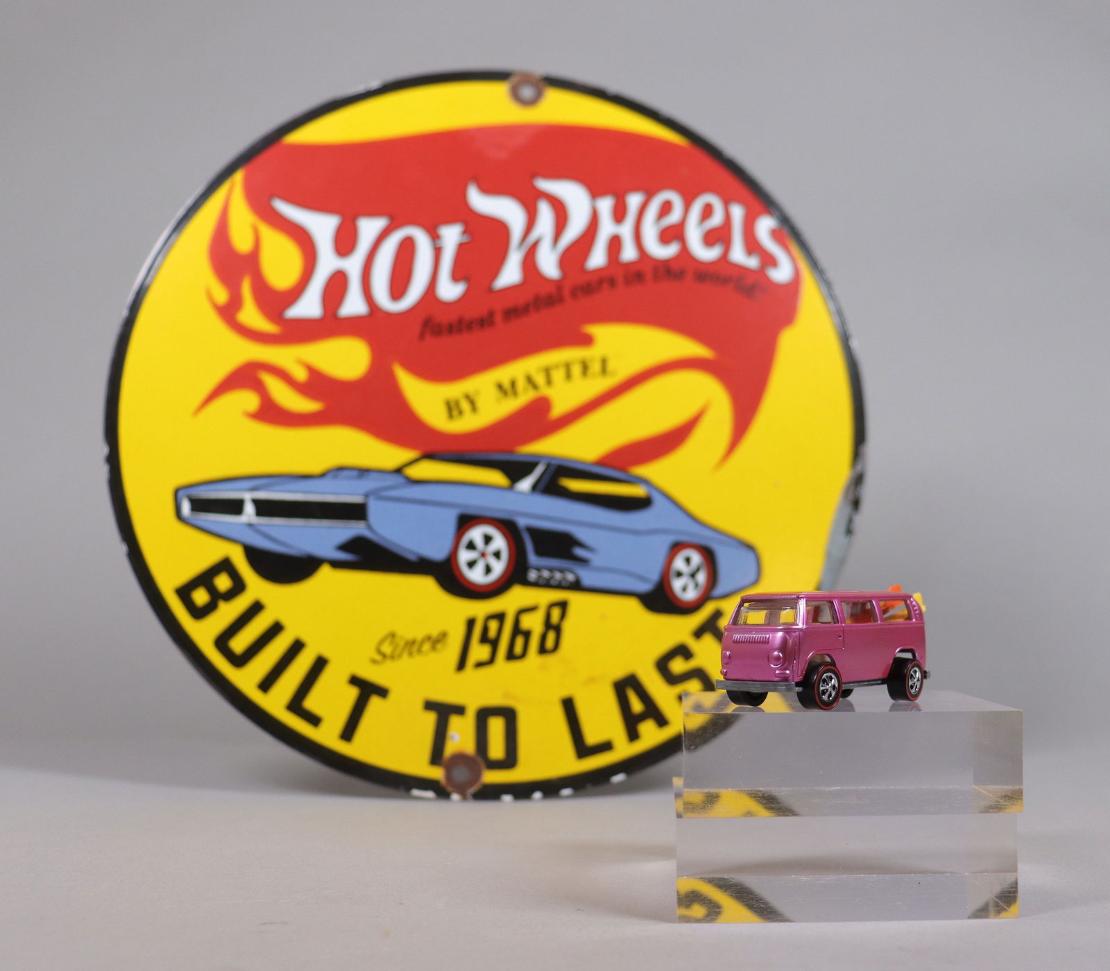 1969 vintage Hot Wheels: 1969 vintage Hot Wheels, condition selling it as is. It does not come with Hot Wheels round plaque.
