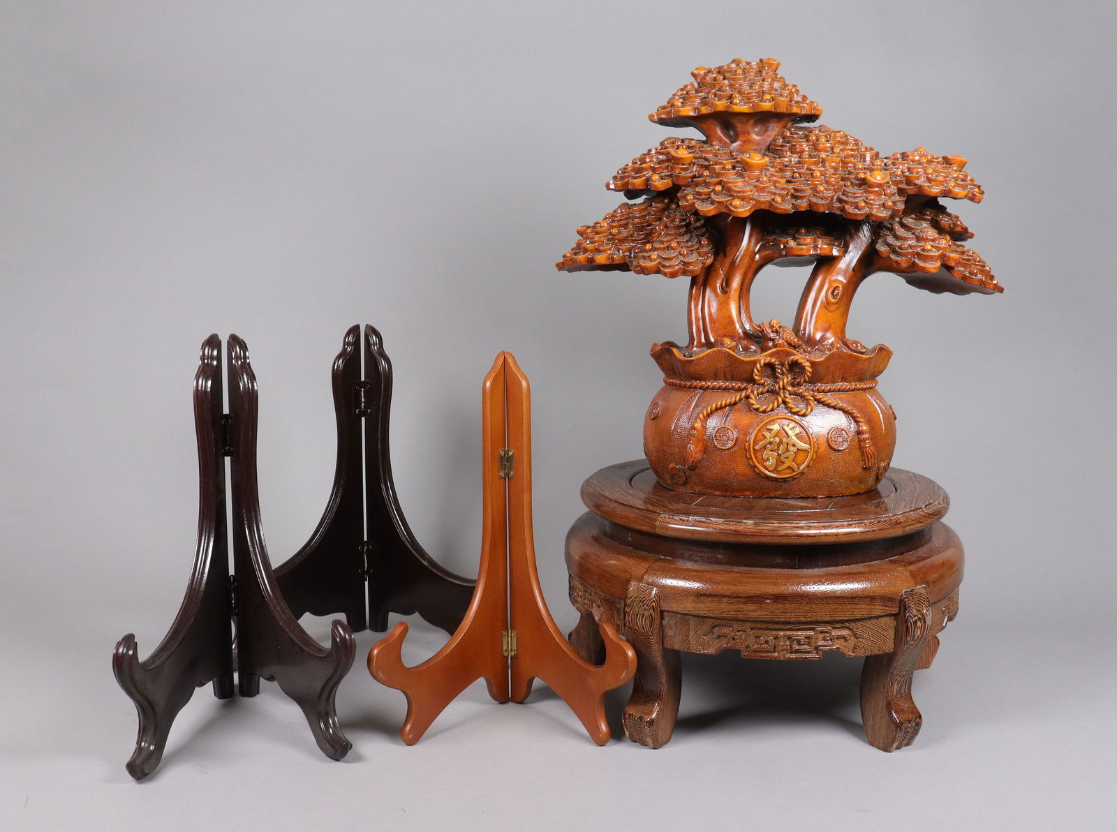 Lots Chinese fine carvings: Lots Chinese fine carvings.